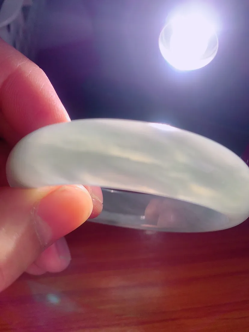 自然光实拍！大圈口59mm老坑胶感宽边手镯 种水足 玉质细腻莹润，胶感足 花式飘逸灵动 镯形厚装大气  ，佩戴清秀！W864.27  尺寸:59-14.8-7.8mm