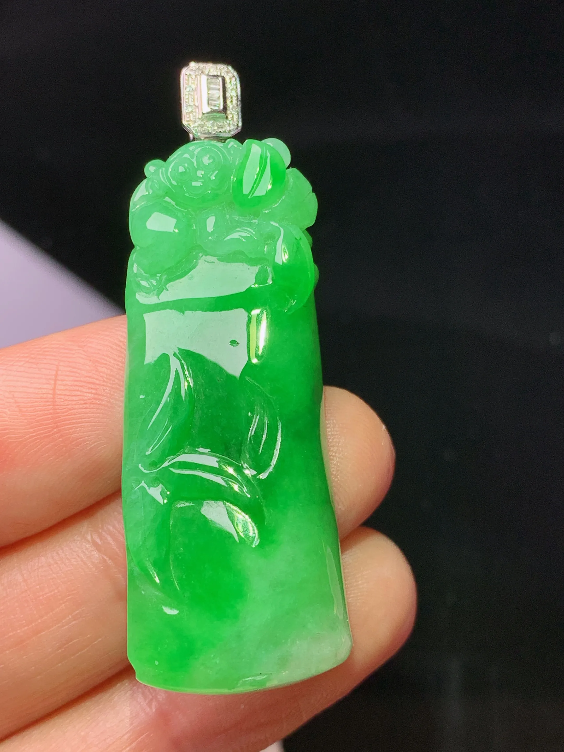 18k金钻镶嵌翠绿竹节吊坠 玉质细腻 水润亮眼 整体尺寸50*16.3*8.5