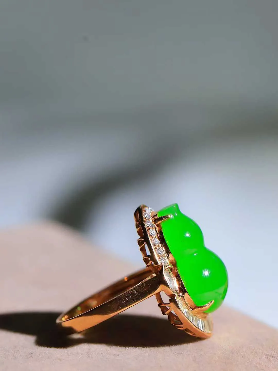 【金镶玉.福禄.戒指】

精品和田玉碧玉18k金镶嵌葫芦戒指，玉质细腻油润，造型饱满圆润，手感上佳。精工雕刻，葫芦取其谐音福禄，寓意子孙万代，葫芦通“福禄”，祈福平安，福禄齐康，静心洗凡尘。尺寸17-17-12mm 重5.1克 26152964A