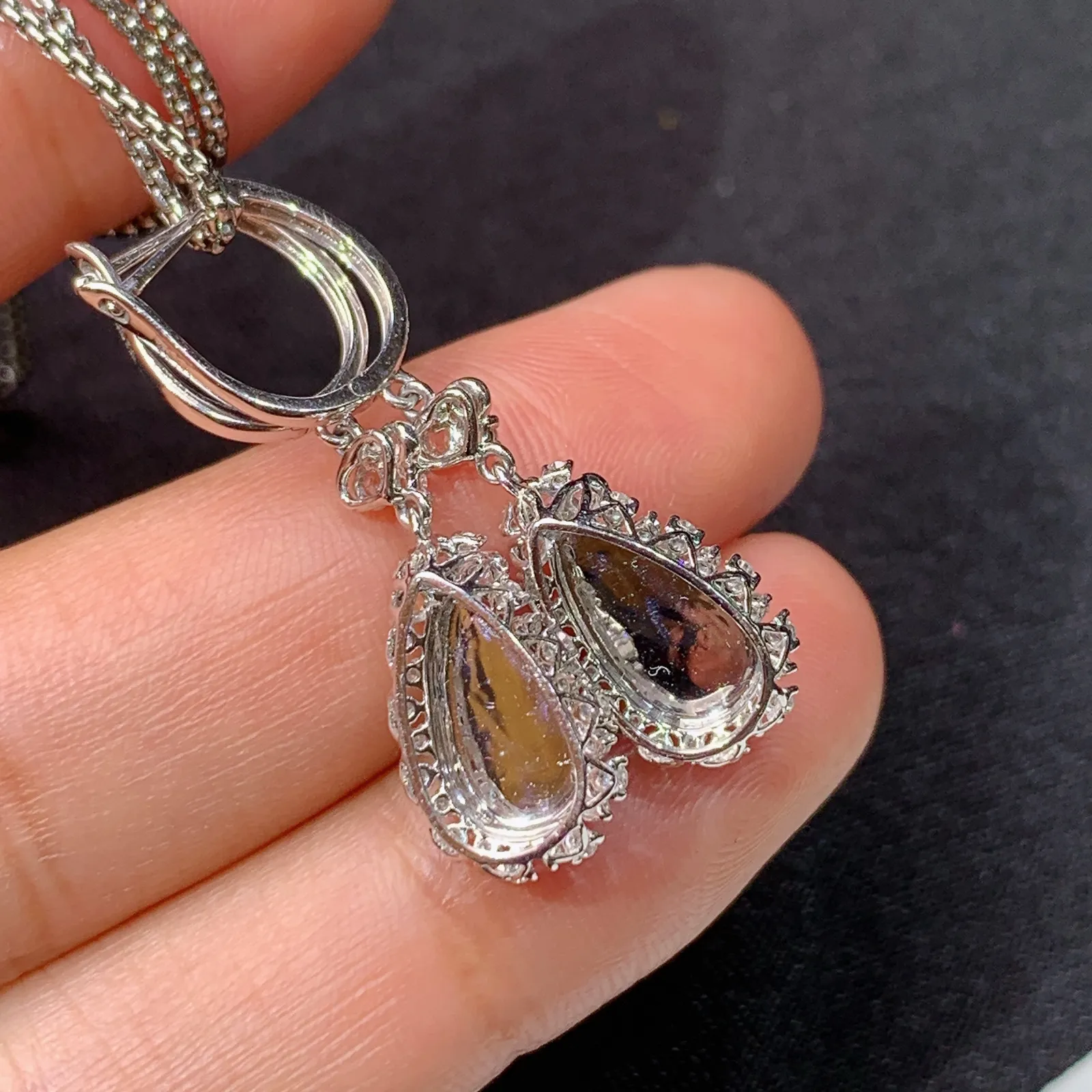 冰阳绿水滴耳坠，18k金钻镶嵌，款式新颖，冰润色阳，种水足，Ych取一裸石尺寸10.1*5.1*2