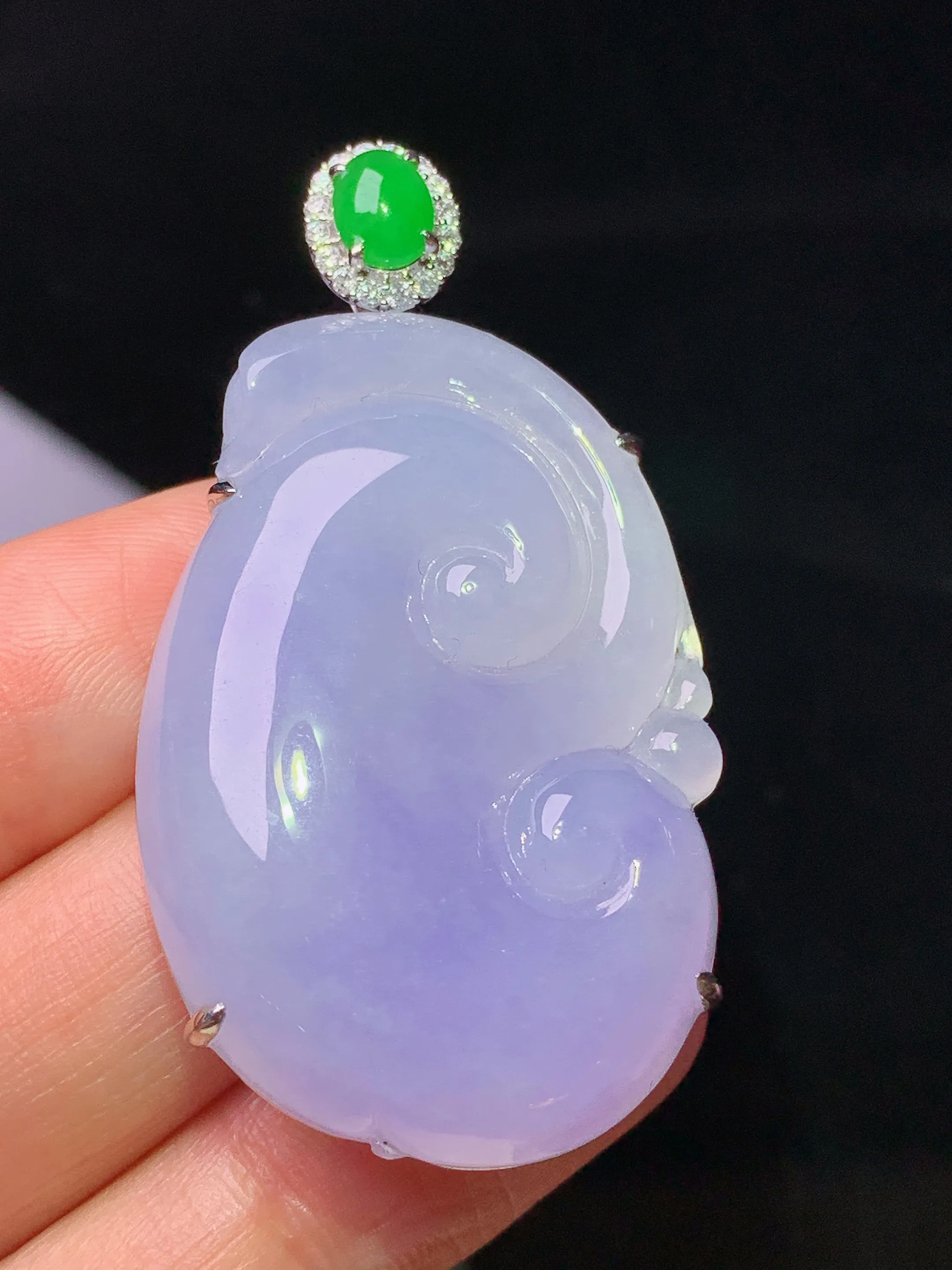 18k金钻镶嵌紫罗兰如意吊坠 玉质细腻 水润亮眼 整体尺寸49.6*27*8.5