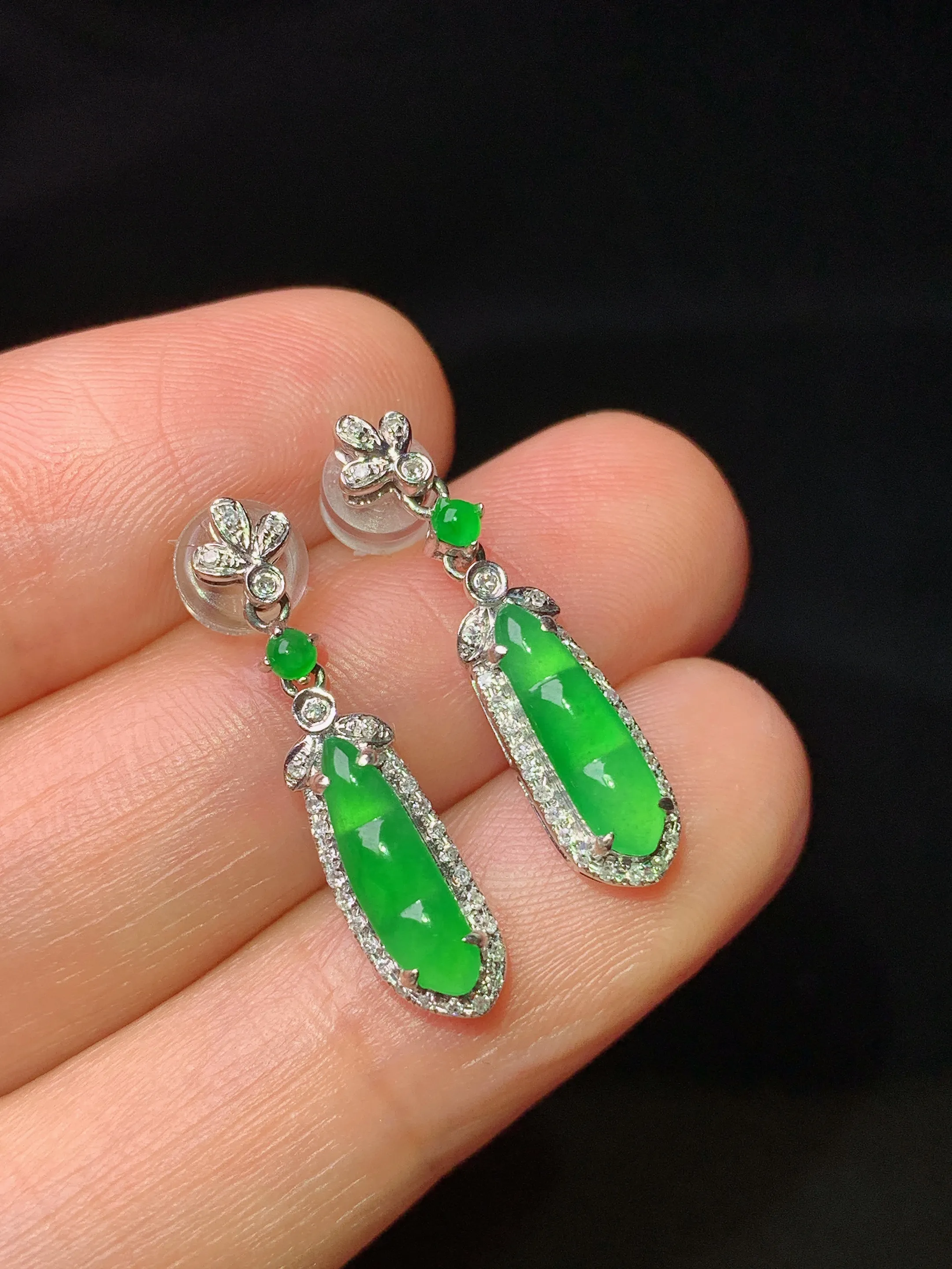 18k金钻镶嵌满绿四季豆耳坠 玉质细腻 水润亮眼 整体尺寸23.5*5.5*4.8