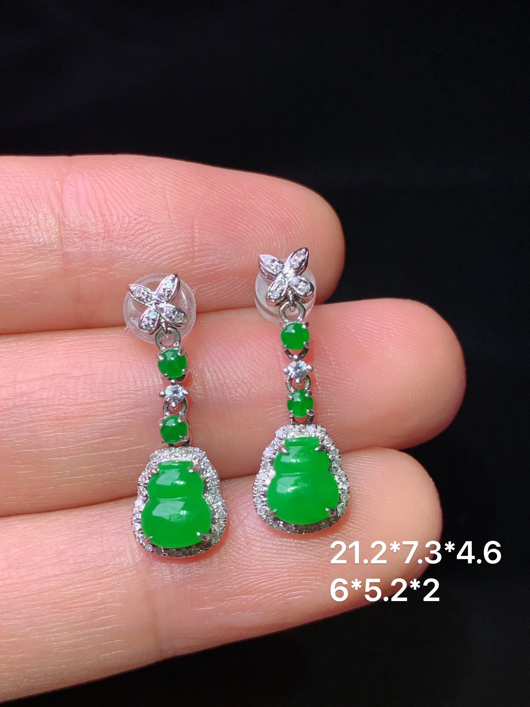 18k金钻镶嵌满绿葫芦耳坠 玉质细腻 水润亮眼 整体尺寸21.2*7.3*4.6