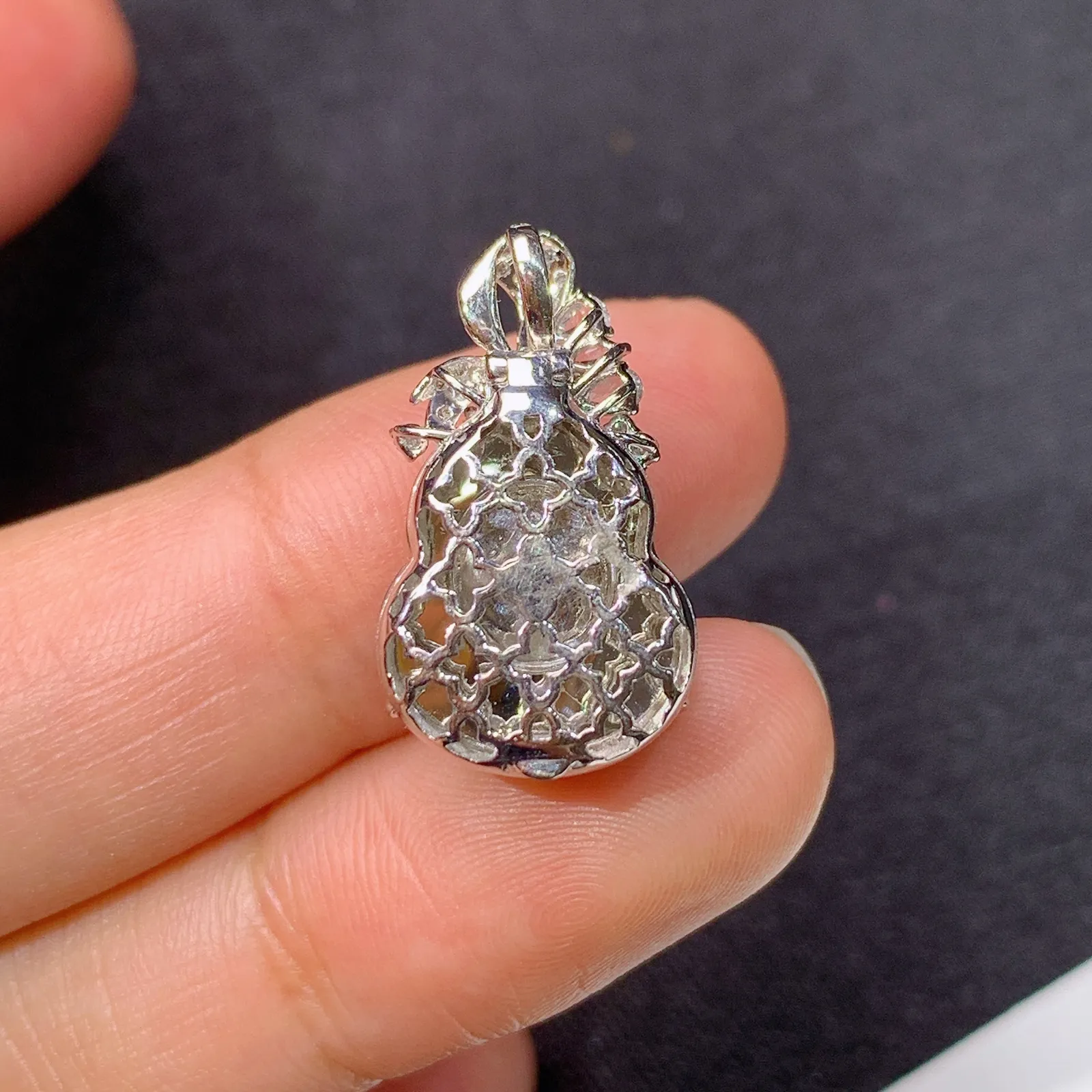 阳绿葫芦吊坠，18k金钻镶嵌，水润色阳，玉质细腻，Yt整体尺寸21.2*12.1*8.6