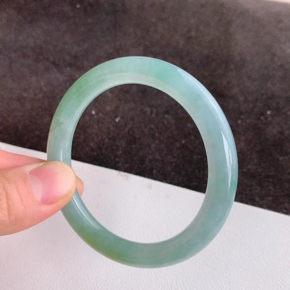 缅甸翡翠圆条手镯53mm  冰润飘花圆条翡翠手镯，玉质细腻水润，色泽清秀亮丽，飘花灵动  上手高贵典雅，W922.27  尺寸：53-8.8mm