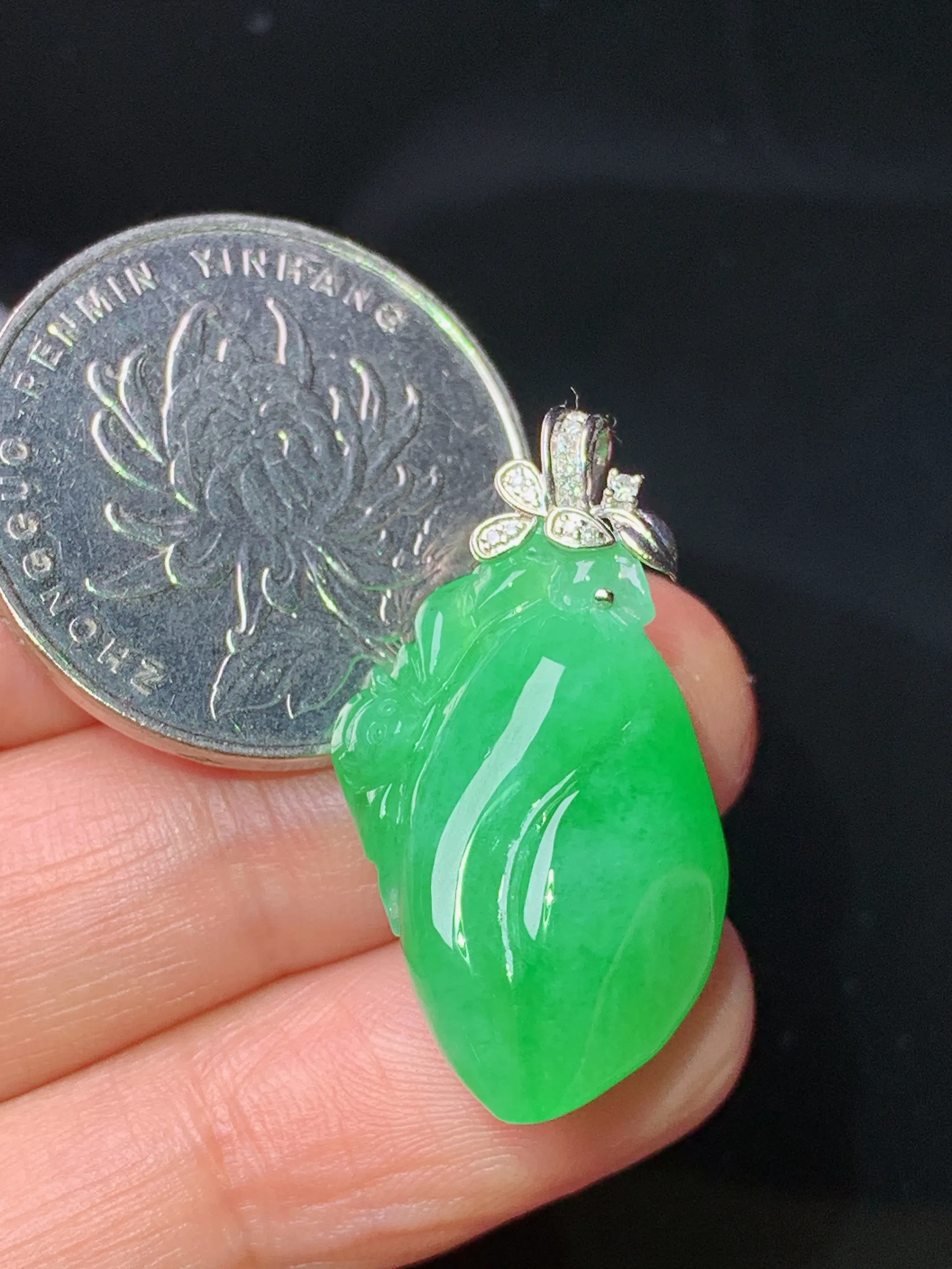 18k金钻镶嵌翠绿寿桃吊坠 玉质细腻 水润亮眼 整体尺寸29.5*15.5*10.6