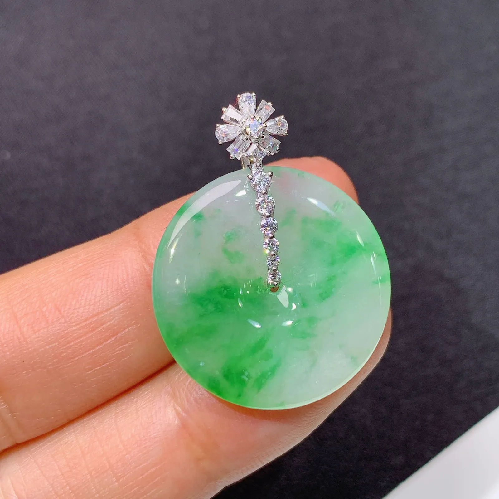 冰飘绿平安扣吊坠，18k金钻镶嵌，冰润色阳，玉质细腻，种水足 Sk整体尺寸29.8*23*3.6