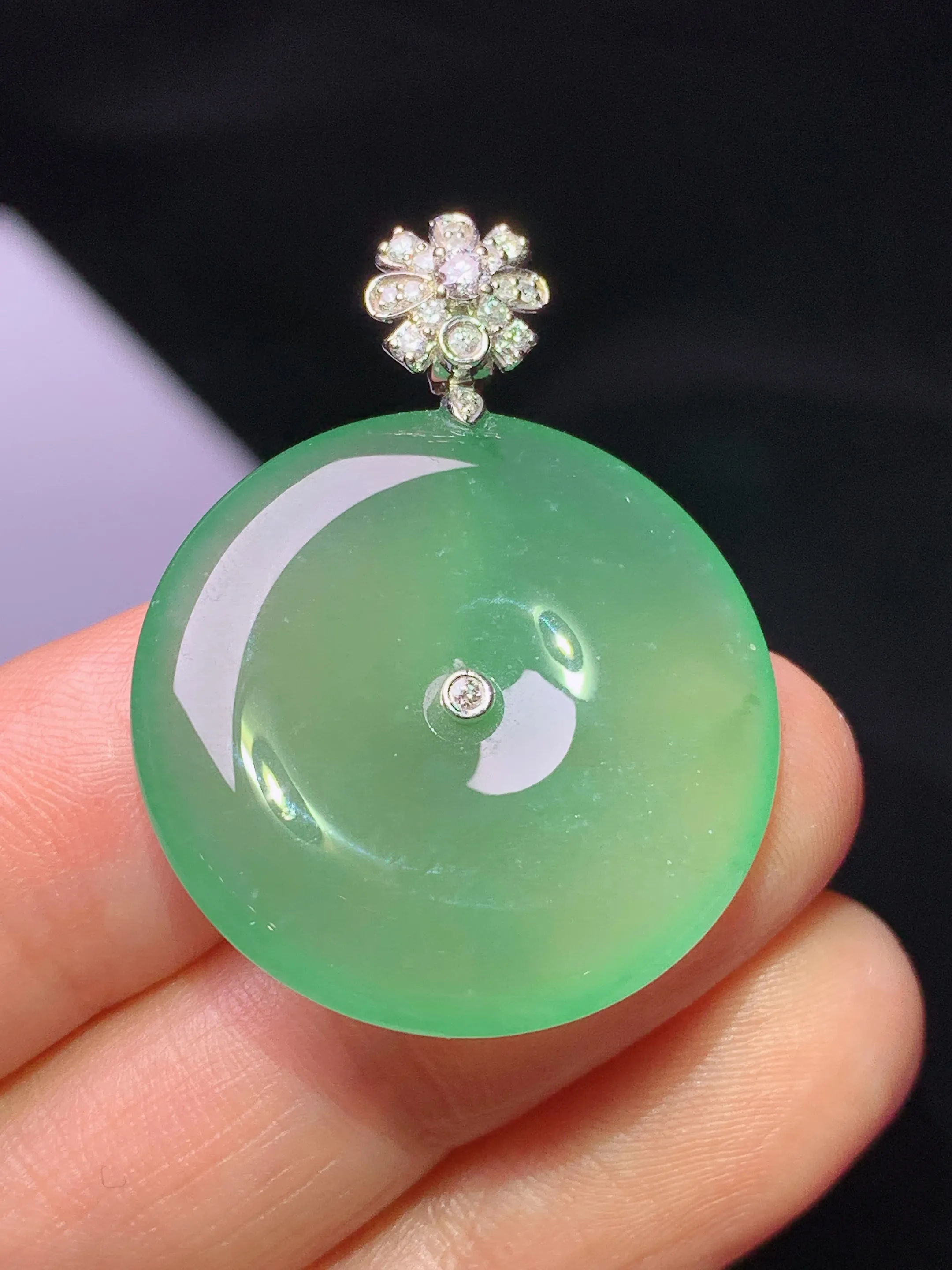 18k金钻镶嵌翠绿平安扣吊坠 玉质细腻 水润亮眼 整体尺寸33.6*25.8*5.5