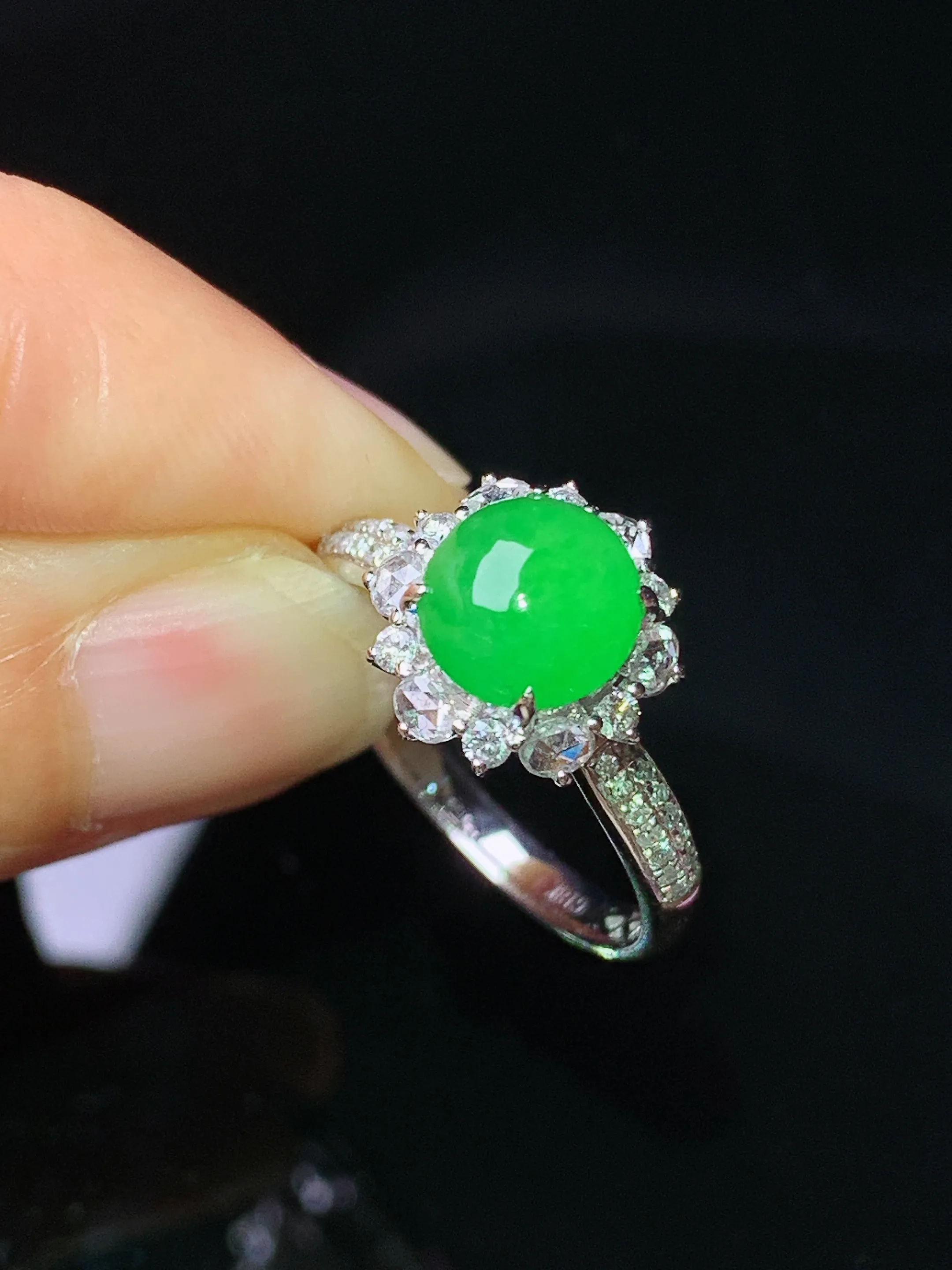 18k金钻镶嵌满绿蛋面戒指 玉质细腻 水润亮眼 圈口14.5 整体尺寸11.6*11*8.8