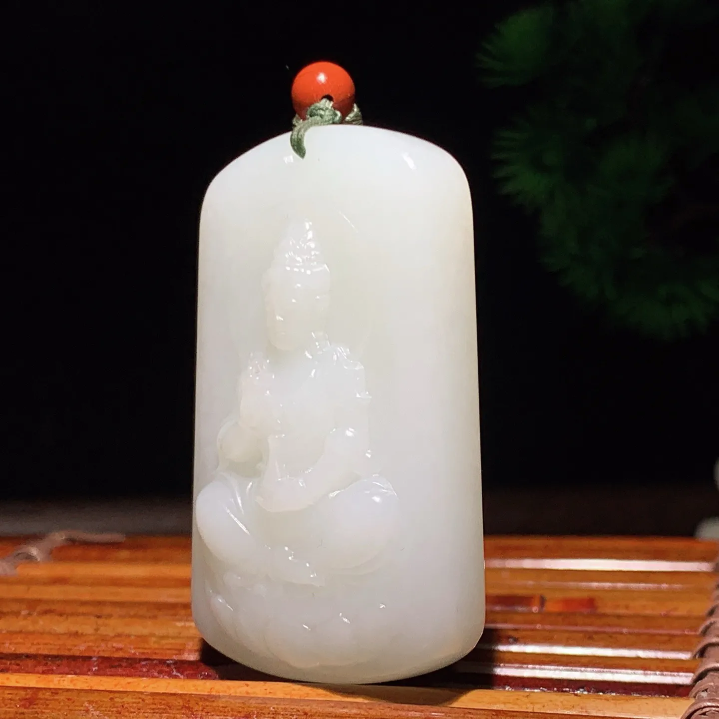 新疆和田玉羊脂白坐莲观音牌子挂件。尺寸54/33/14重53.5克 玉质细腻油润 底色纯净 脂粉好，品质好。lt260227