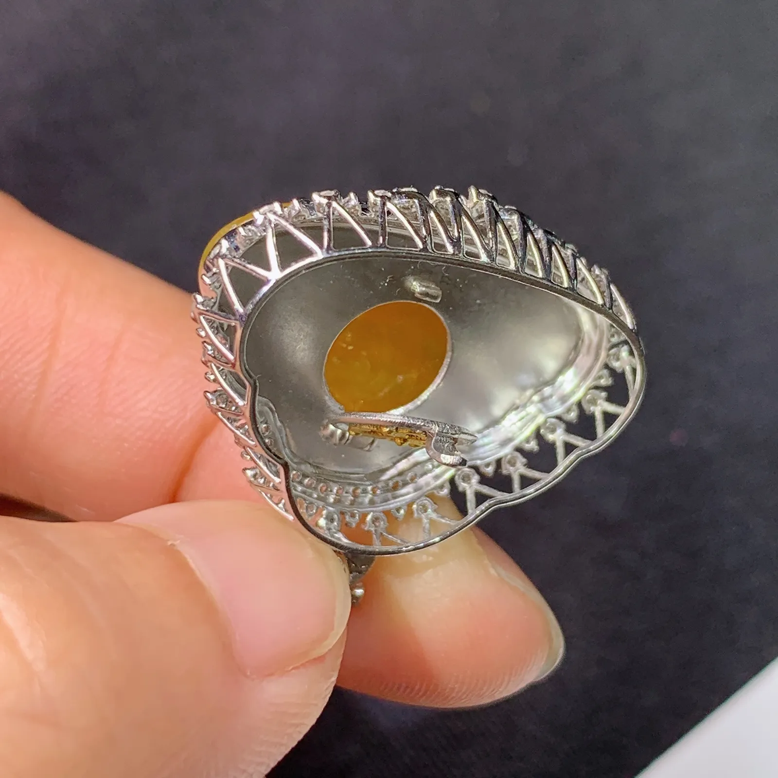 冰黄翡笑佛吊坠，18k金钻镶嵌，冰润鲜艳，品相好，种水足，Ych整体尺寸29*25.5*8.8