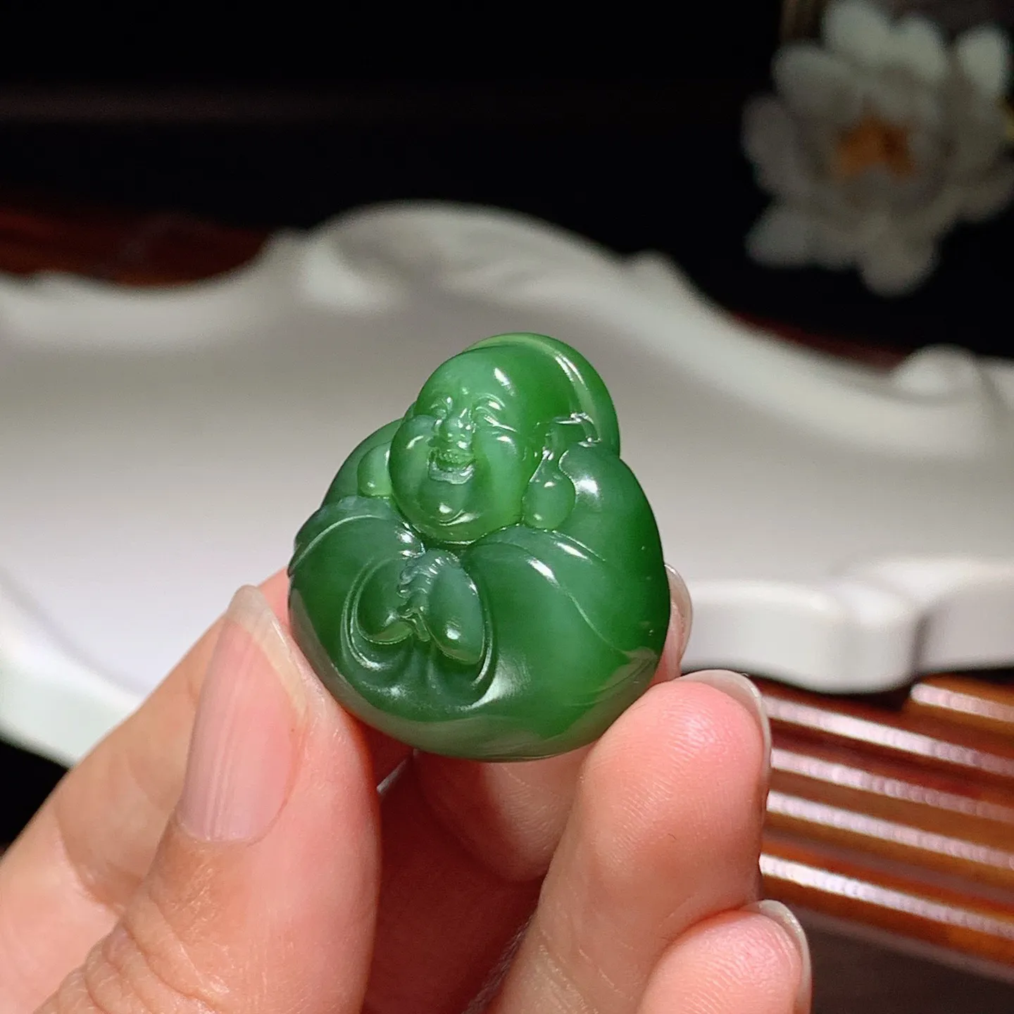 和田玉阳绿俄罗斯碧玉佛引福来挂件。尺寸28/27/9重11.5克。玉质细腻油润。手推出油。佩戴高端典