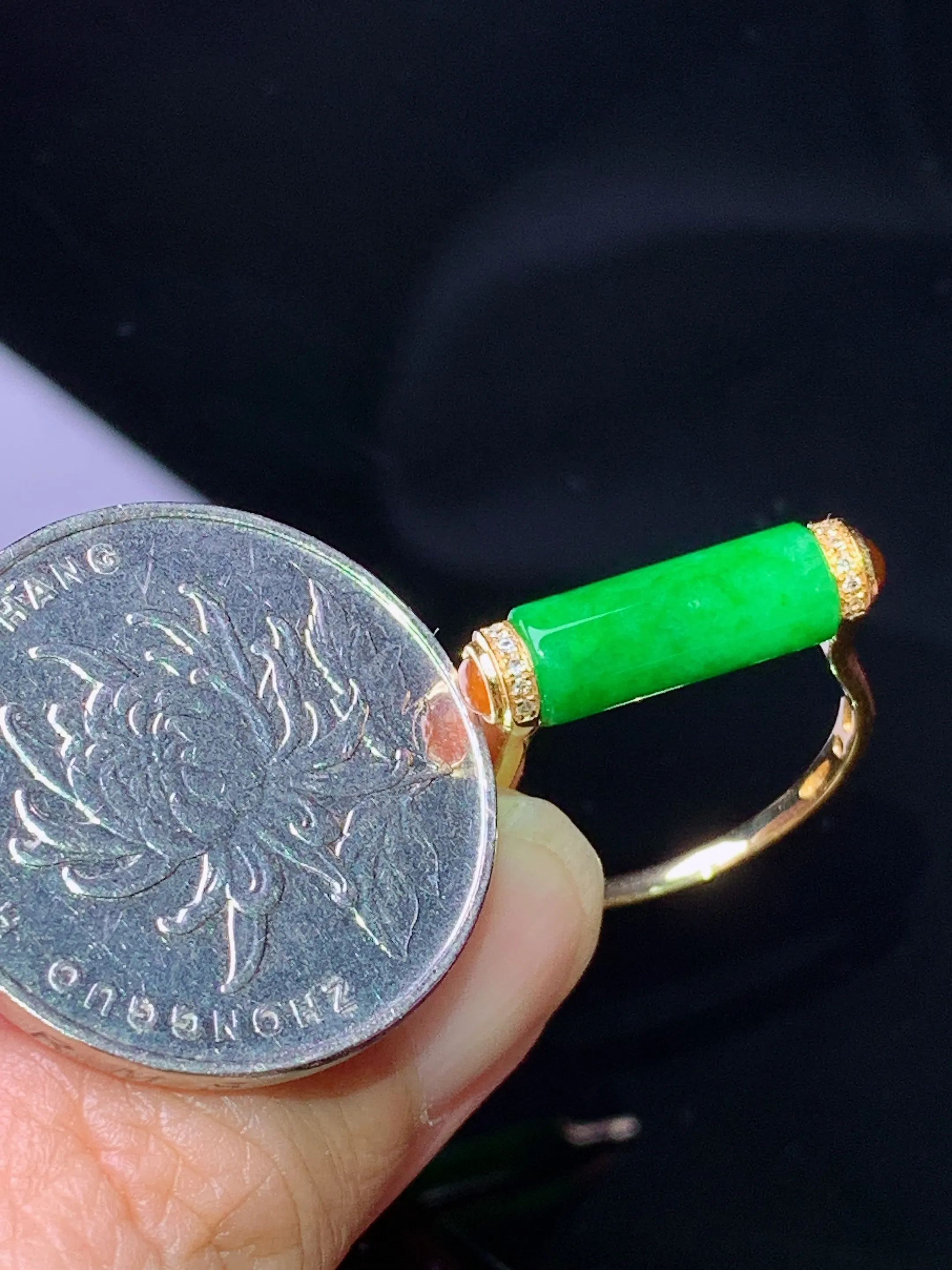 18k金钻镶嵌翠绿玉柱戒指 玉质细腻 水润亮眼 圈口14.5 整体尺寸12.5*5
