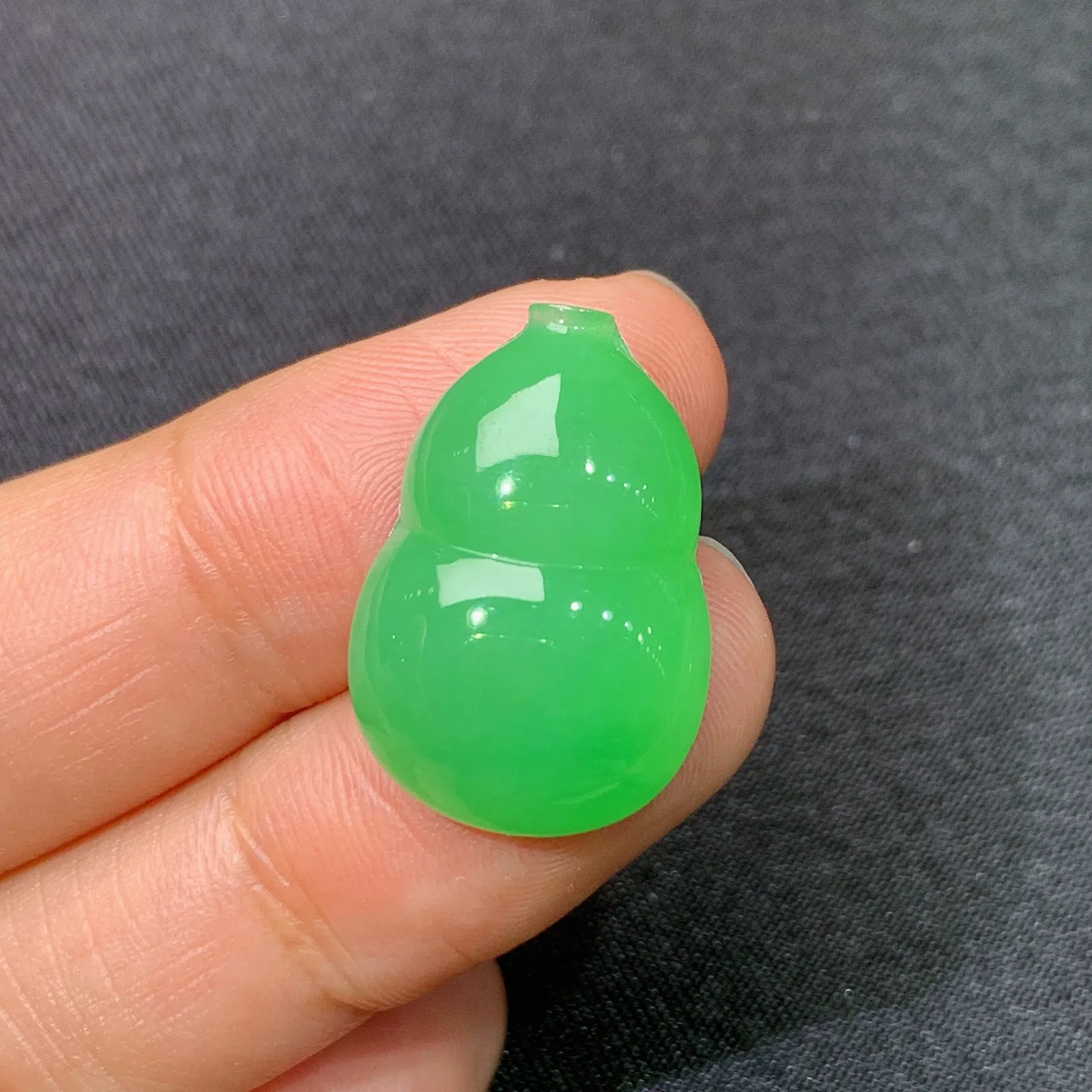 阳绿葫芦，镶嵌佳品，质地细腻，Ht整体尺寸21.7*14.6*6.2