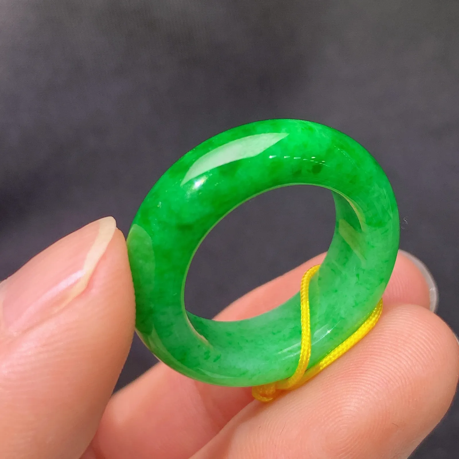 阳绿戒圈，指环，高贵色阳，玉质细腻，Xu圈口12尺寸宽6.8厚4.2