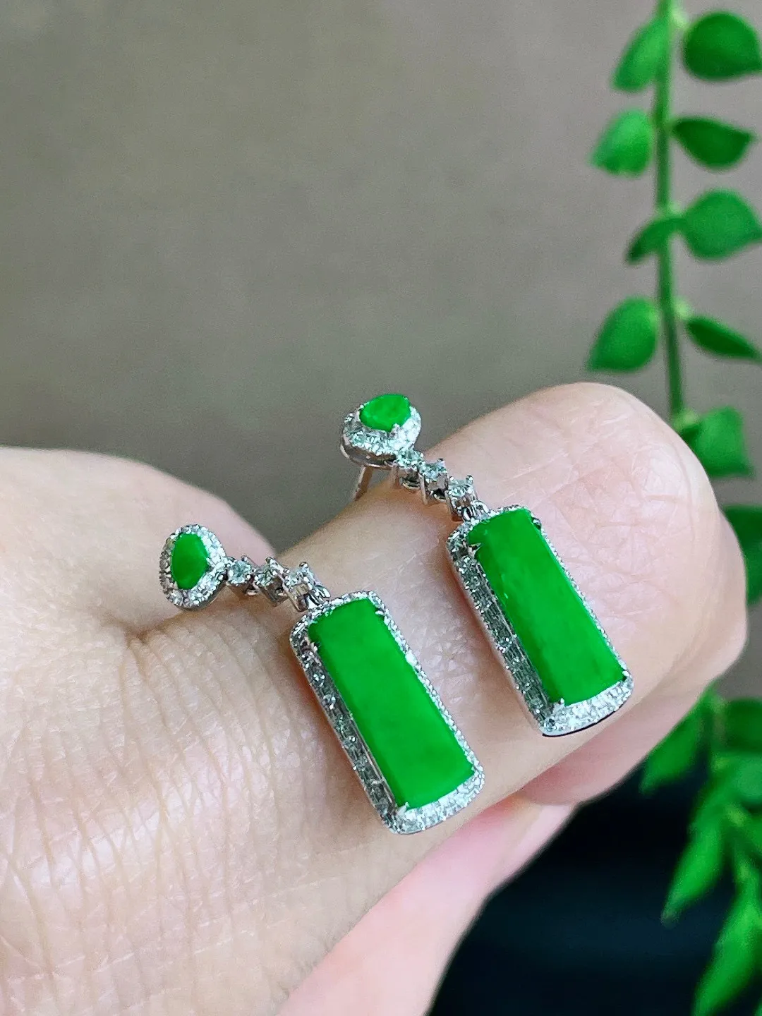 【镶嵌】冰阳绿无事牌耳坠
【说明】缅料 18k金镶嵌 完美 性价比高  
【整体】23.5-6-3.7
【裸石】11-4-1