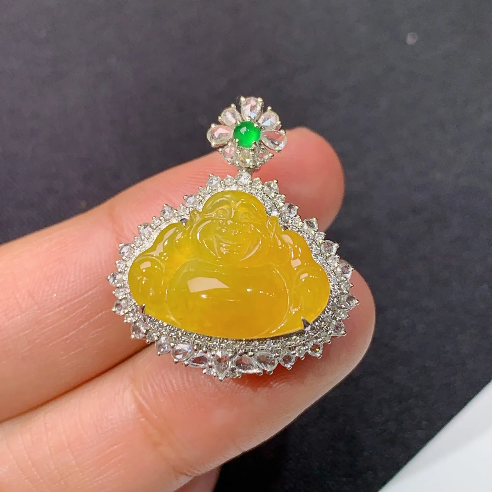 冰黄翡笑佛公吊坠，18k金镶嵌，冰润鲜艳，品相好，种水足，Kf整体尺寸25.9*22.7*11.1