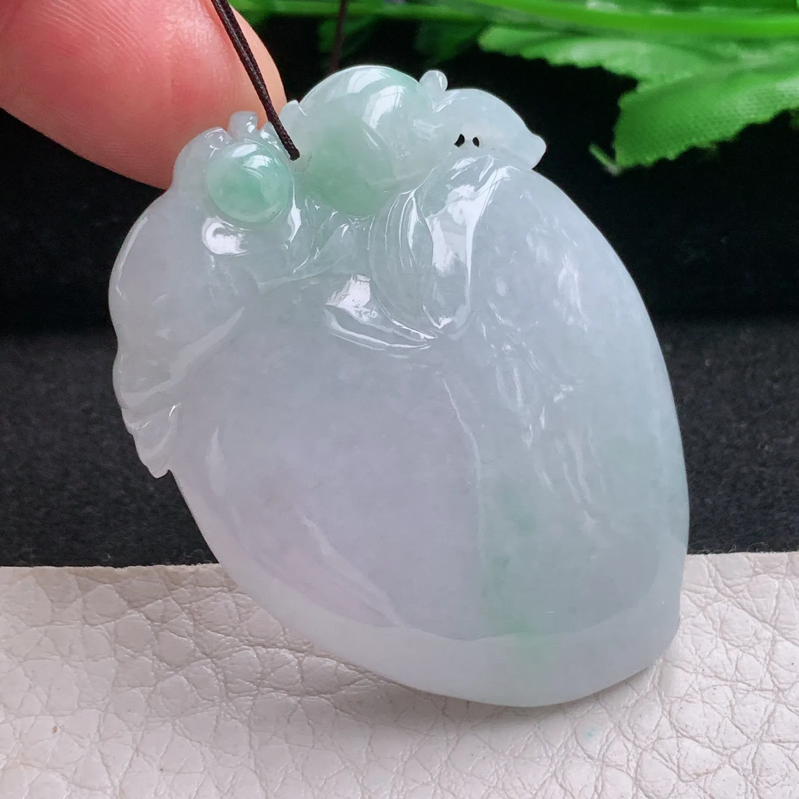 zen自然光51*38.5*13天然缅甸翡翠A货饱满飘绿寿桃 福瓜玉吊坠