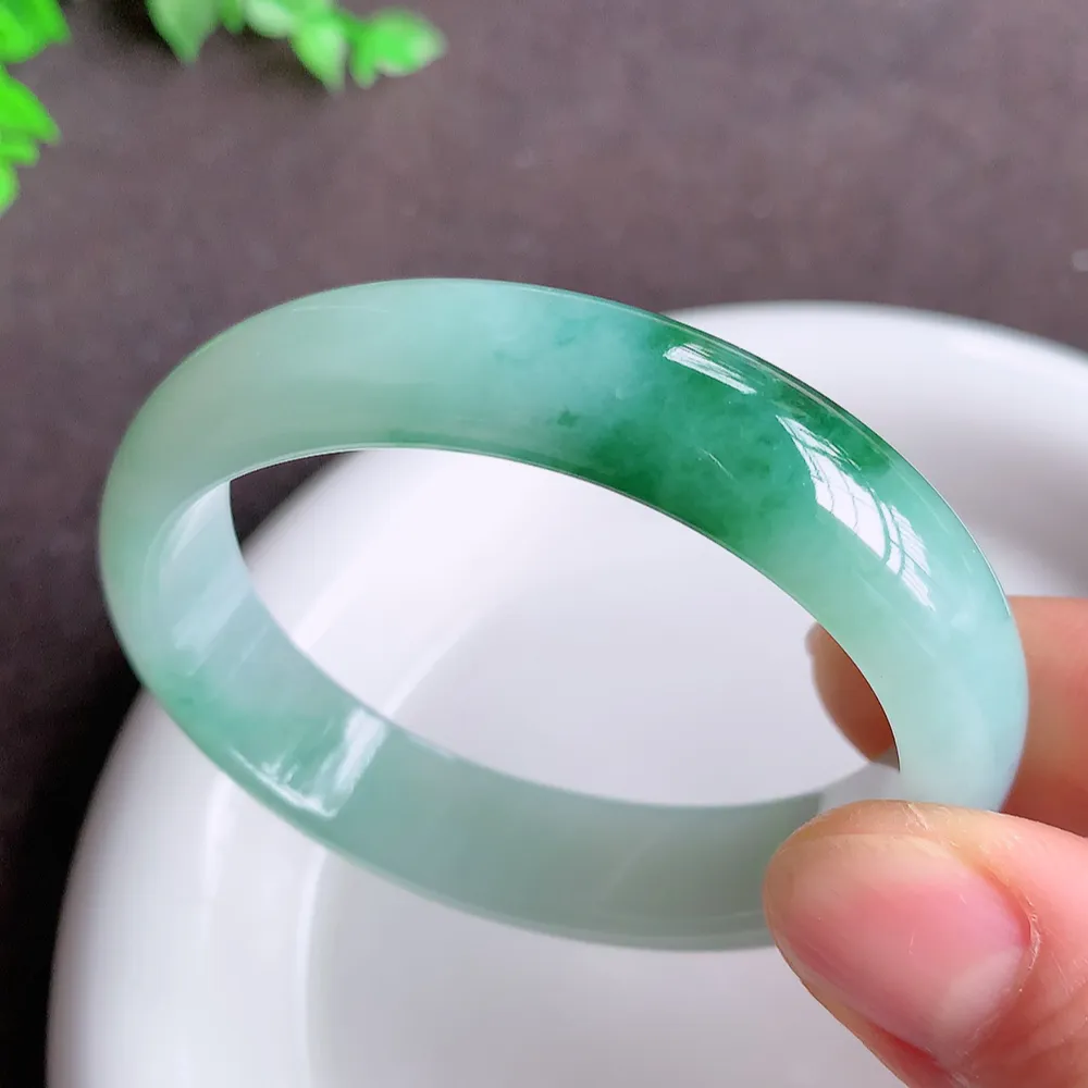 缅甸翡翠贵妃手镯54-55mm，冰润飘花贵妃翡翠手镯，玉质细腻水润，色泽清秀亮丽，老种飘绿  上手高贵典雅，W922.27 尺寸：54.5-46.5-12-6.8mm