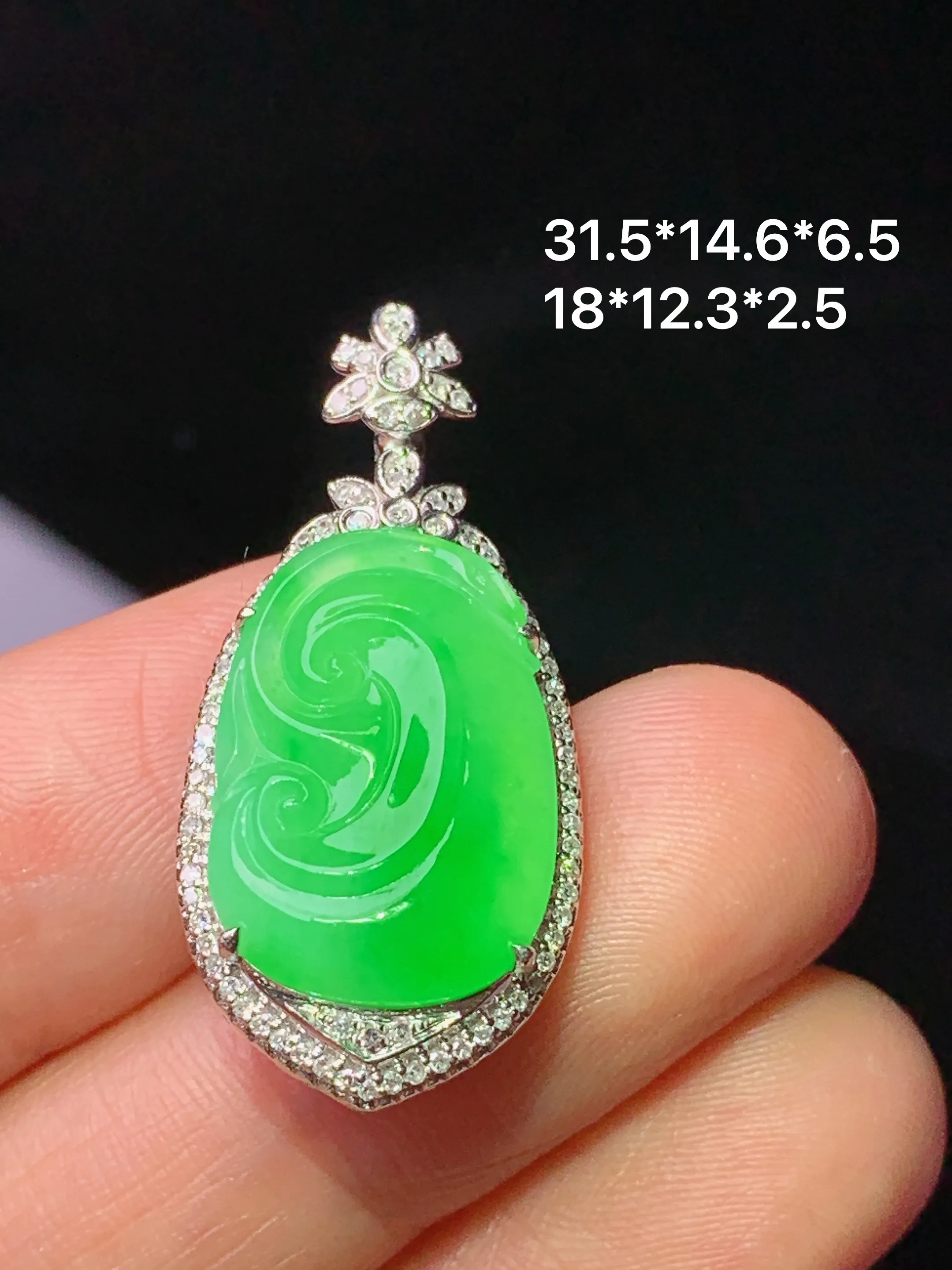 18k金钻镶嵌翠绿如意吊坠 玉质细腻 水润亮眼 整体尺寸31.5*14.6*6.5