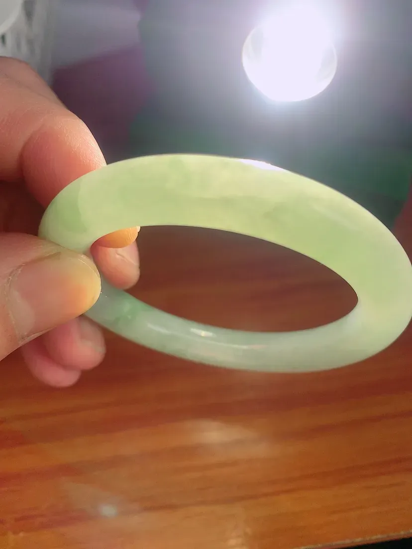 缅甸飘花翡翠圆条手镯55mm  冰润飘花圆条翡翠手镯，玉质细腻水润，色泽清秀亮丽，飘花灵动  上手高贵典雅，W922.27  尺寸：55-10mm