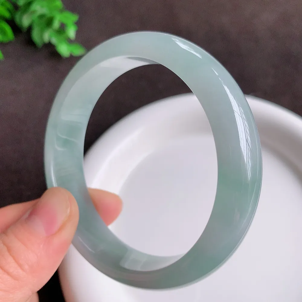 自然光实拍！大圈口59mm老坑胶感宽边手镯 种水足 玉质细腻莹润，胶感足 花式飘逸灵动 镯形厚装大气  ，佩戴清秀！W864.27  尺寸:59-14.8-7.8mm