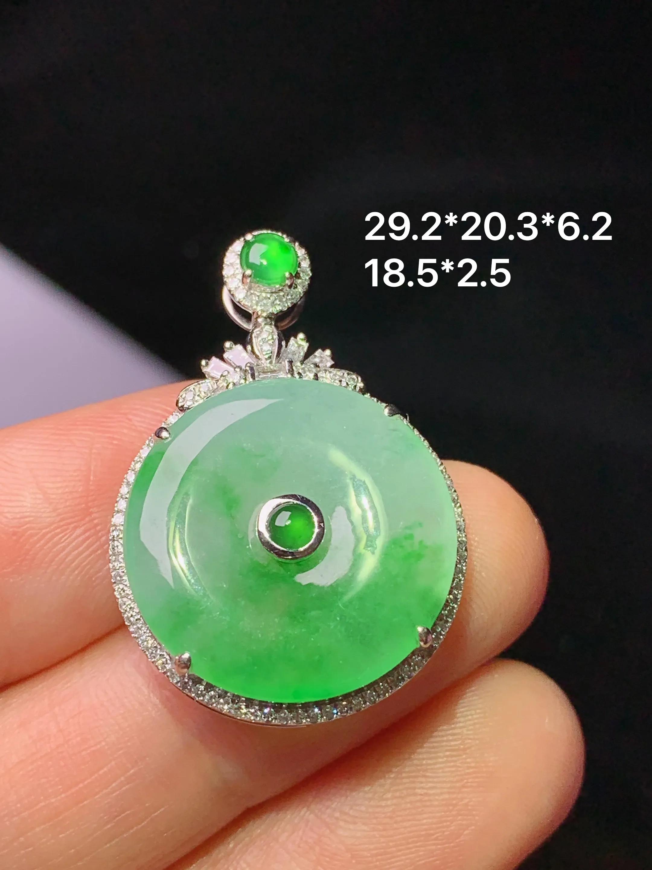 18k金钻镶嵌飘绿平安扣吊坠 玉质细腻 水润亮眼 整体尺寸29.2*20.3*6.2