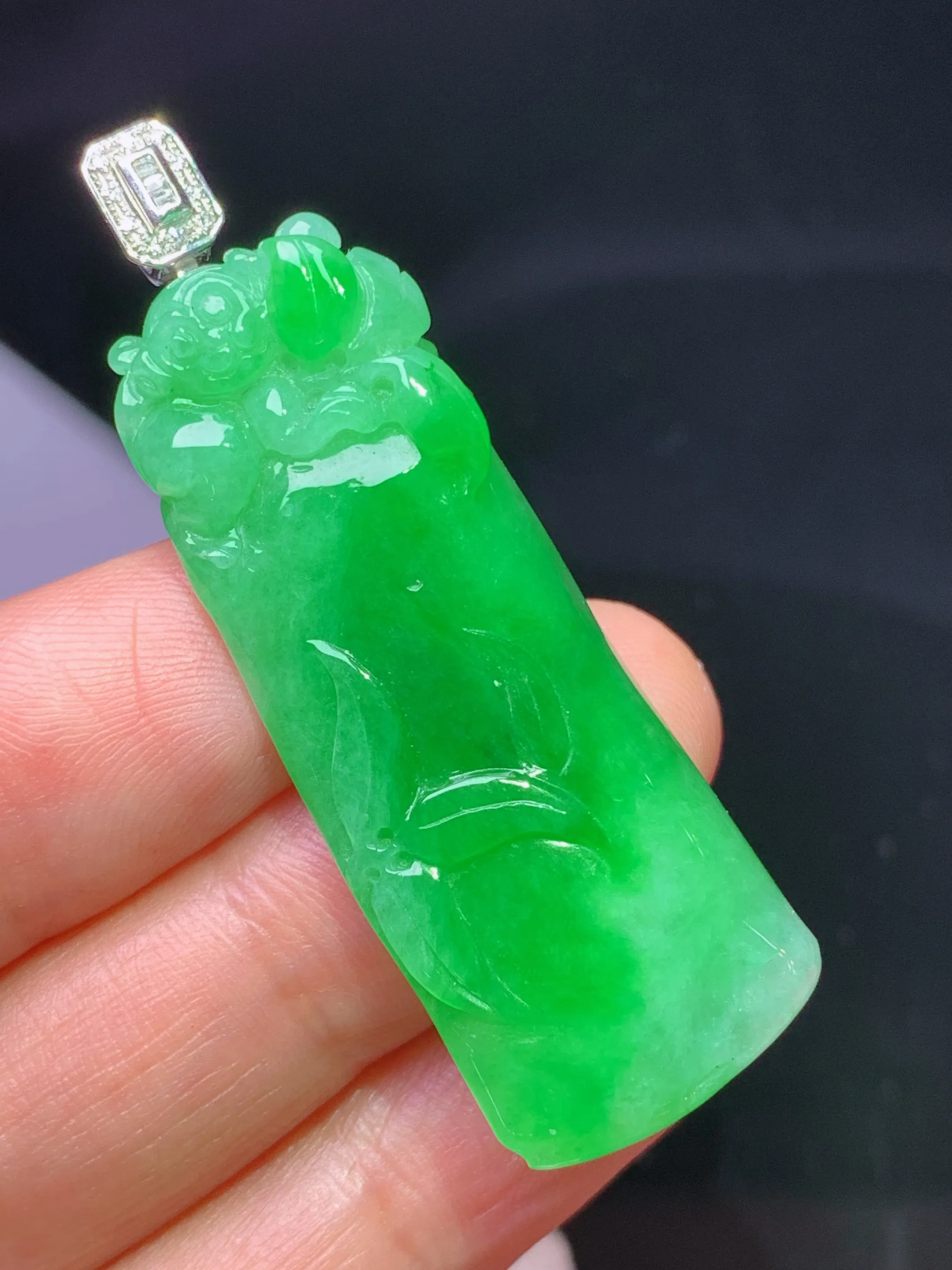 18k金钻镶嵌翠绿竹节吊坠 玉质细腻 水润亮眼 整体尺寸50*16.3*8.5
