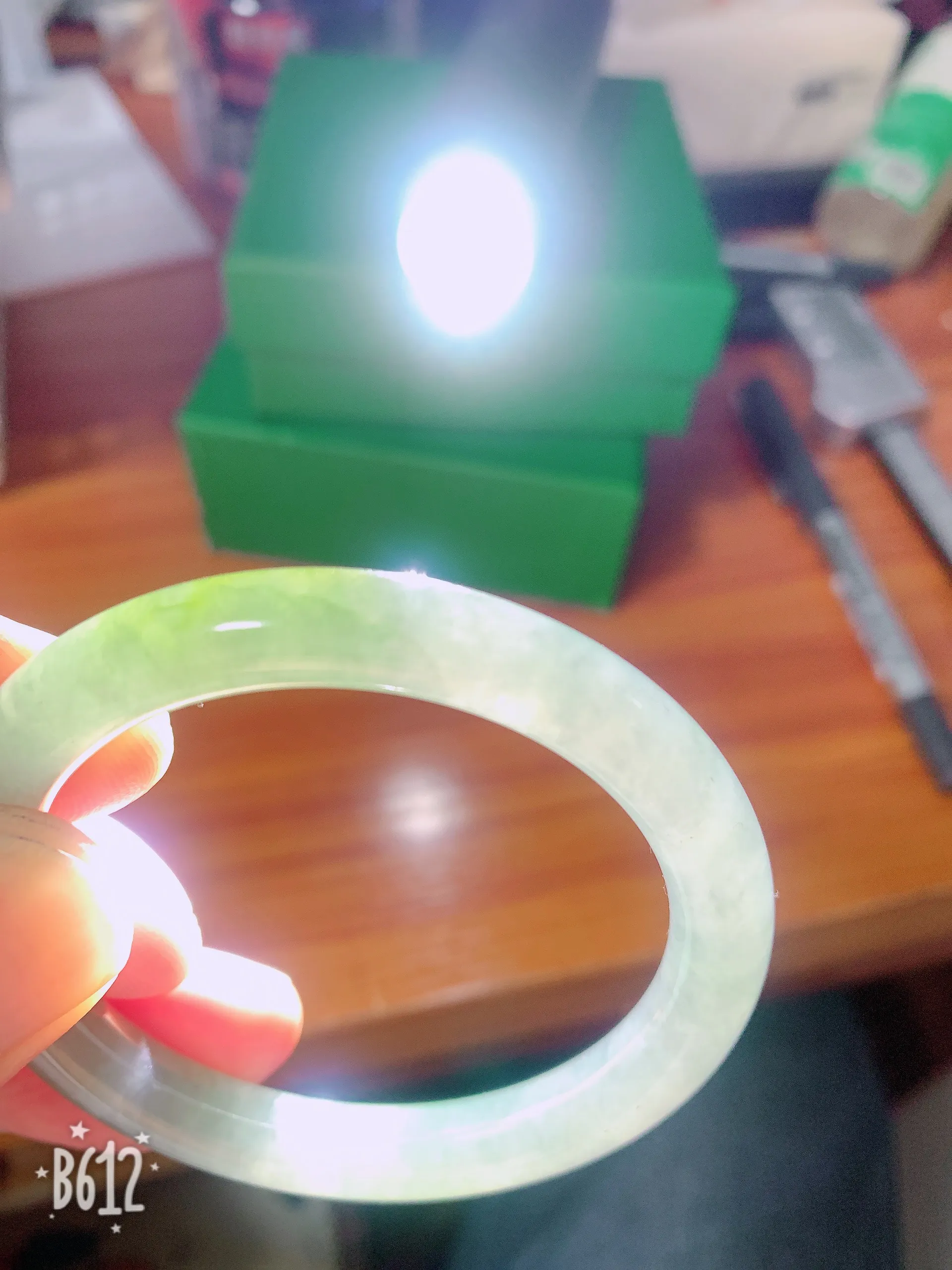 缅甸翡翠圆条手镯53mm  冰润飘花圆条翡翠手镯，玉质细腻水润，色泽清秀亮丽，飘花灵动  上手高贵典雅，W922.27  尺寸：53-8.8mm