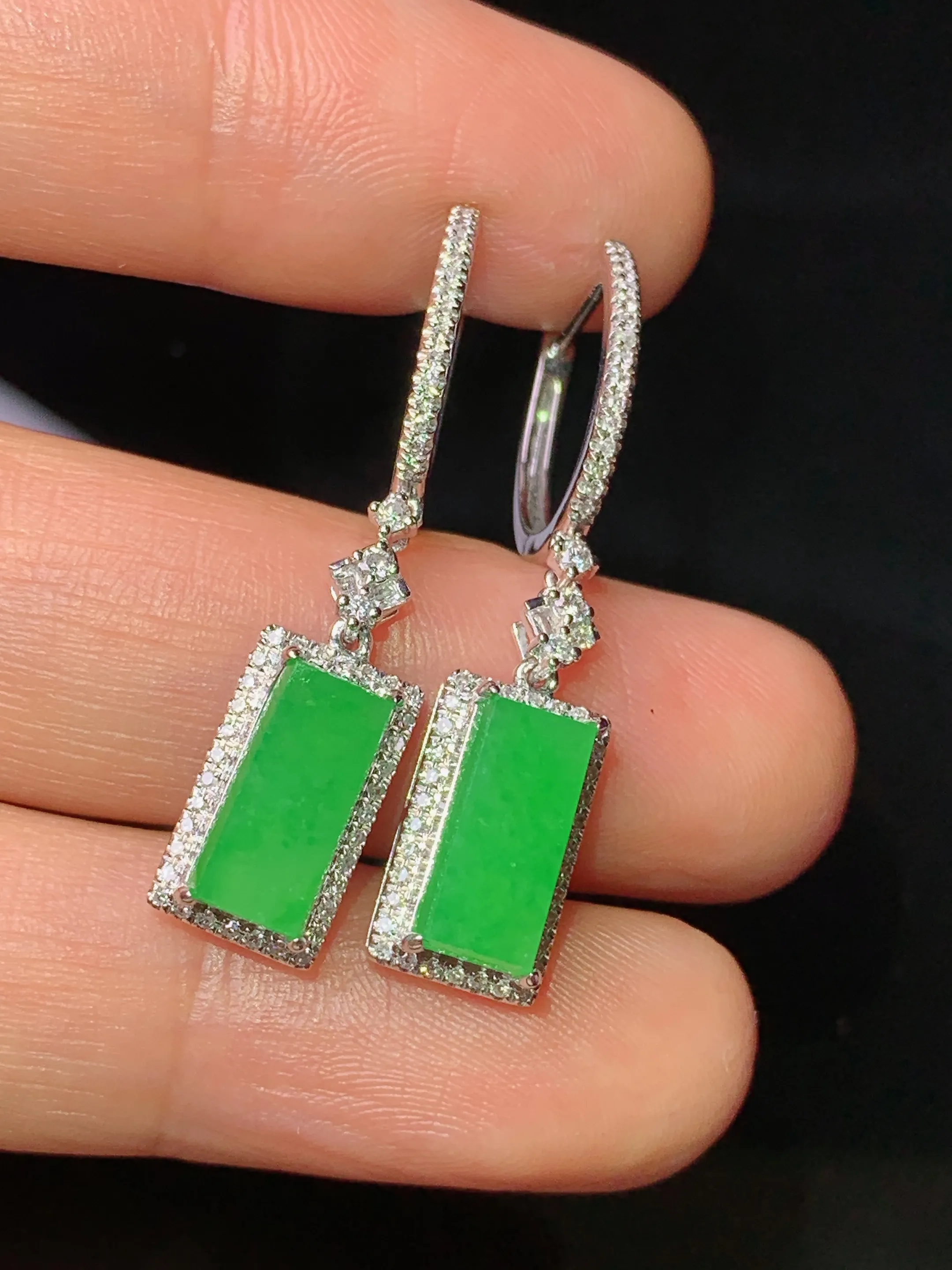 18k金钻镶嵌满绿无事牌耳坠 玉质细腻 水润亮眼 整体尺寸32*7*5.5