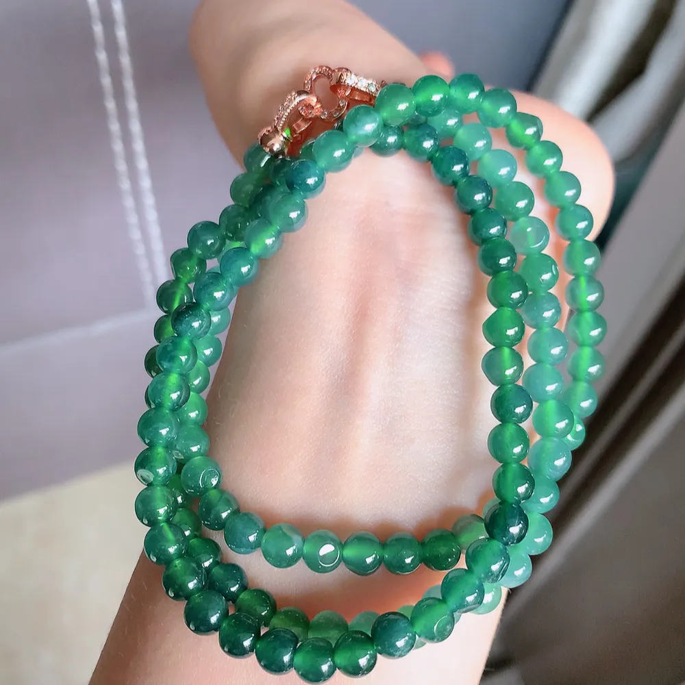 冰润翡翠圆珠项链，水水润润，珠圆玉润，颜色鲜艳，妙明清净，清秀高雅，佩戴效果优雅迷人！性价比超值 尺寸：5.6mm