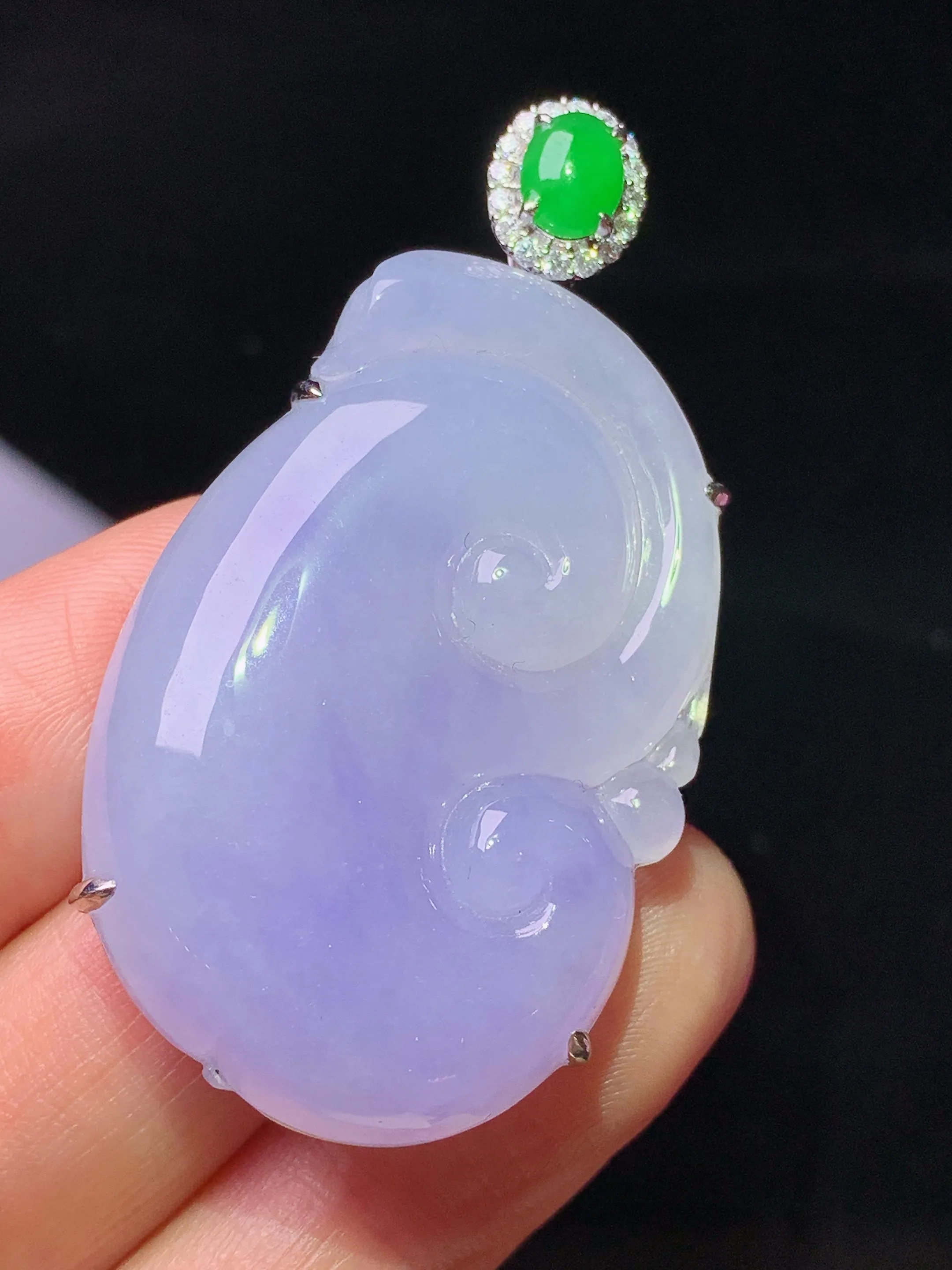 18k金钻镶嵌紫罗兰如意吊坠 玉质细腻 水润亮眼 整体尺寸49.6*27*8.5