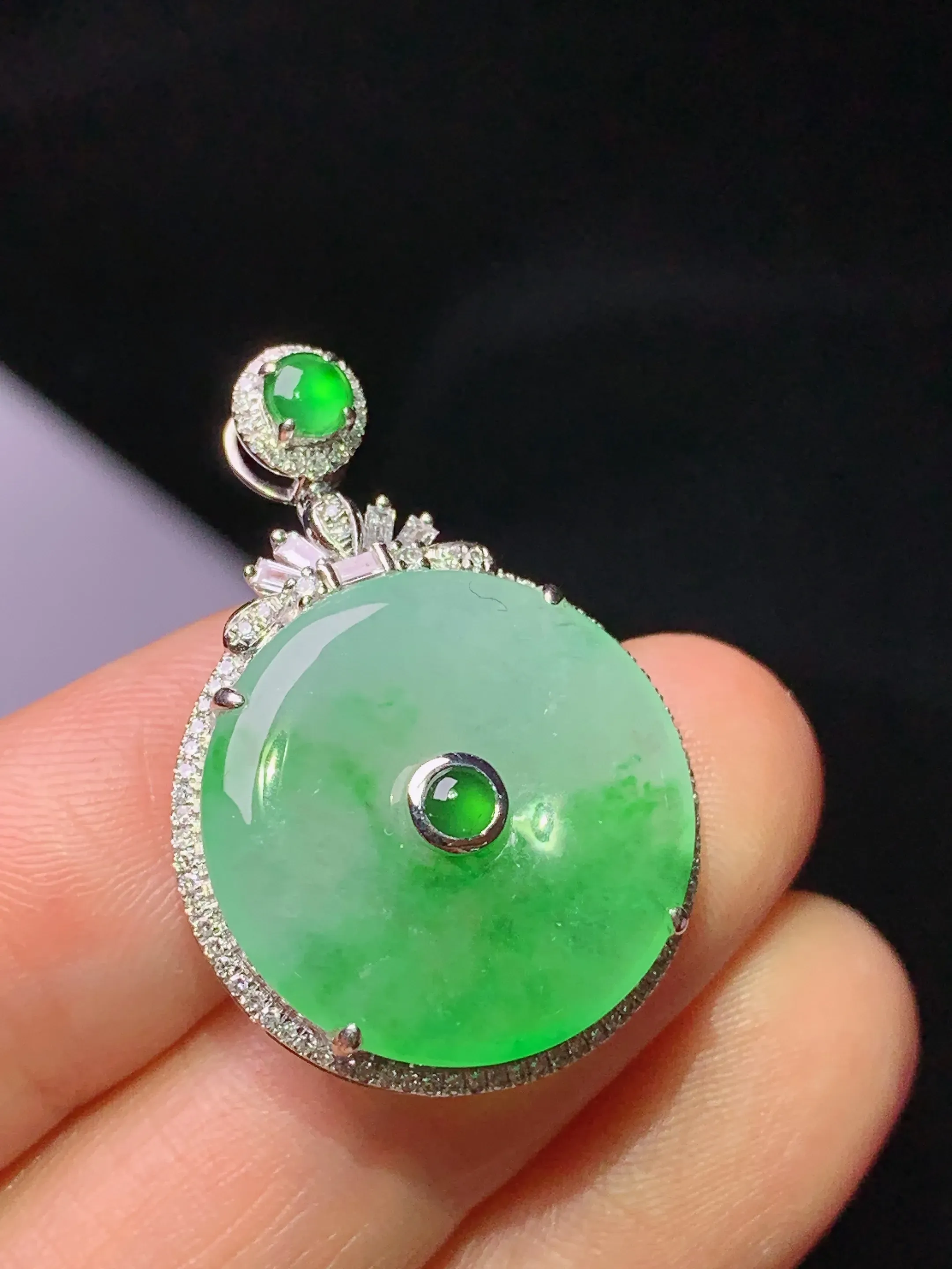 18k金钻镶嵌飘绿平安扣吊坠 玉质细腻 水润亮眼 整体尺寸29.2*20.3*6.2