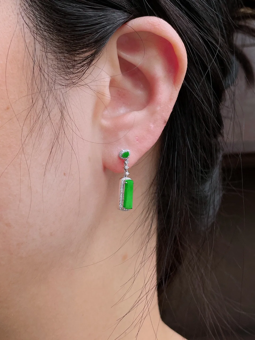 【镶嵌】冰阳绿无事牌耳坠
【说明】缅料 18k金镶嵌 完美 性价比高  
【整体】23.5-6-3.7
【裸石】11-4-1