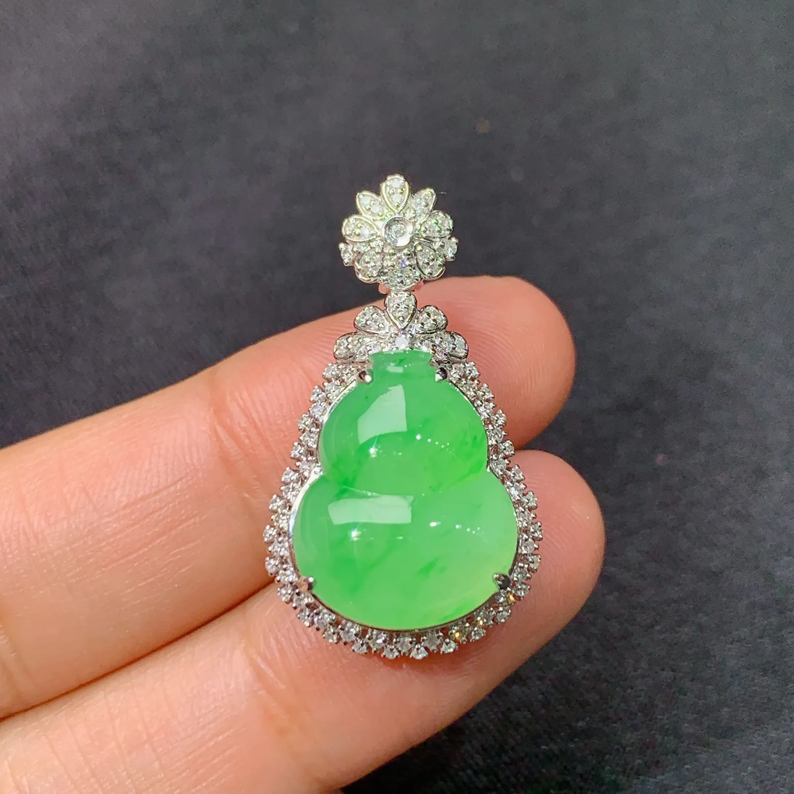 阳绿葫芦吊坠，18k金钻镶嵌，冰润色阳，玉质细腻，种水足，Yt整体尺寸28.8*16.4*10.6