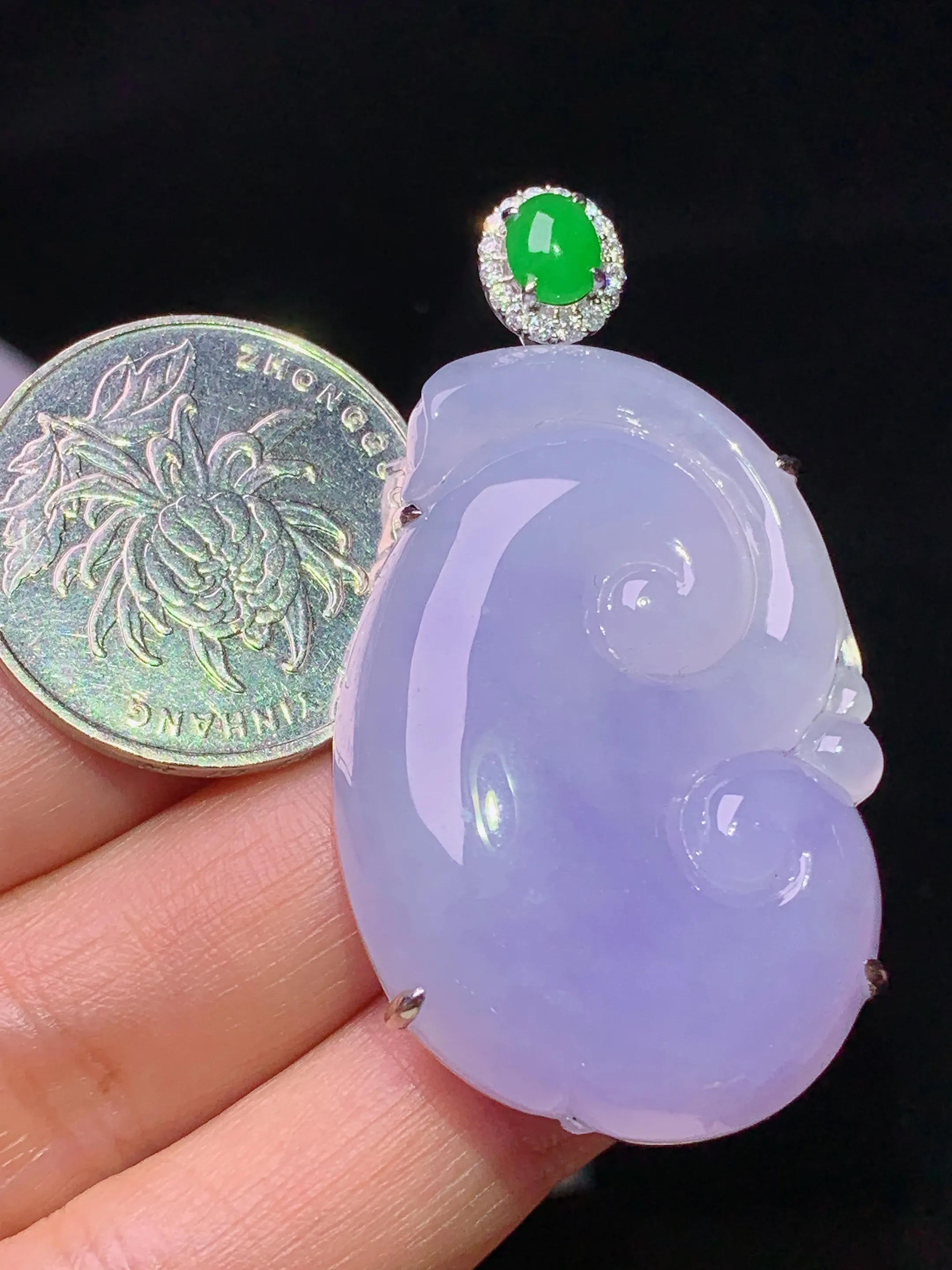 18k金钻镶嵌紫罗兰如意吊坠 玉质细腻 水润亮眼 整体尺寸49.6*27*8.5