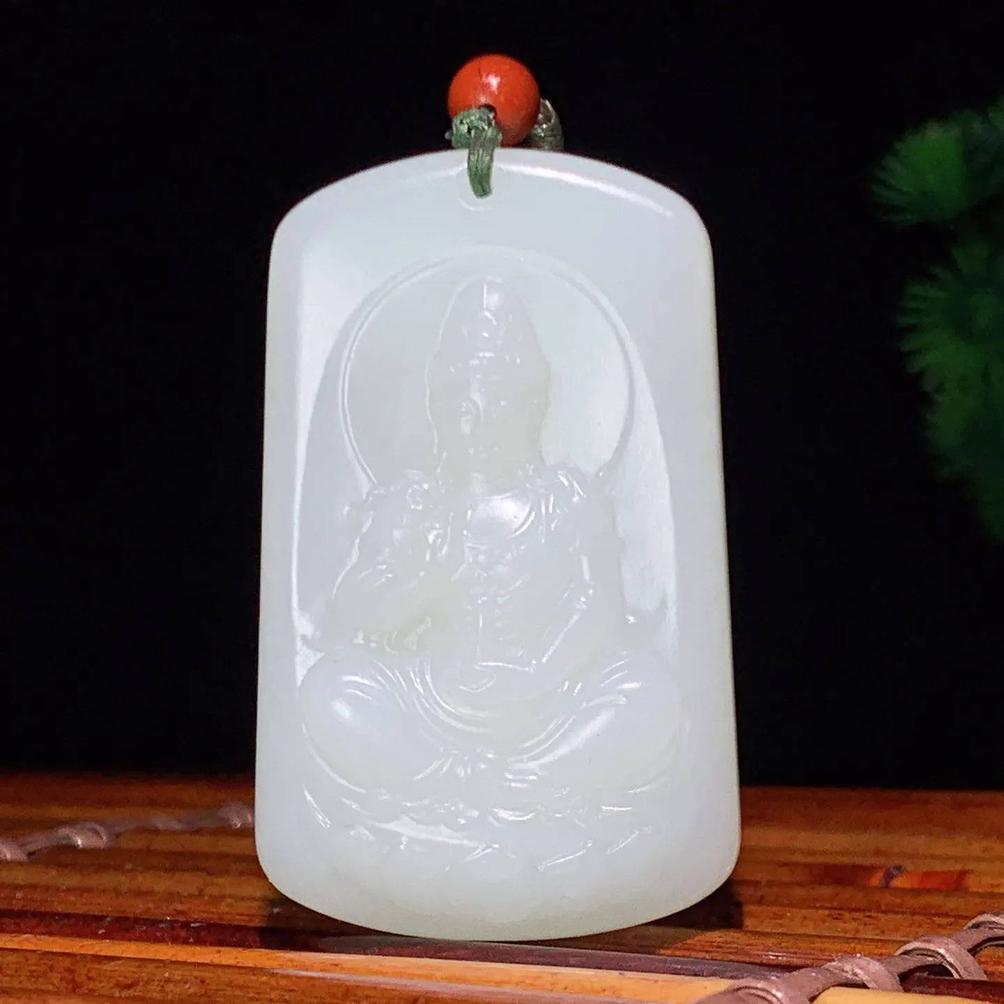 新疆和田玉羊脂白坐莲观音牌子挂件。尺寸54/33/14重53.5克 玉质细腻油润 底色纯净 脂粉好，