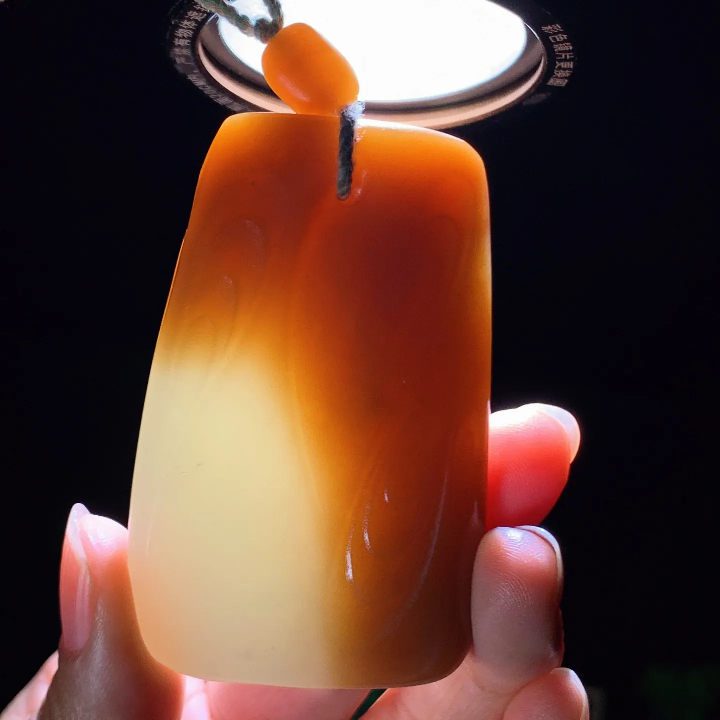 新疆且末糖随形平安无事牌子挂件。尺寸66/41/12重77.5克。玉质细腻油润。手推出油。佩戴高端典雅。lt260227