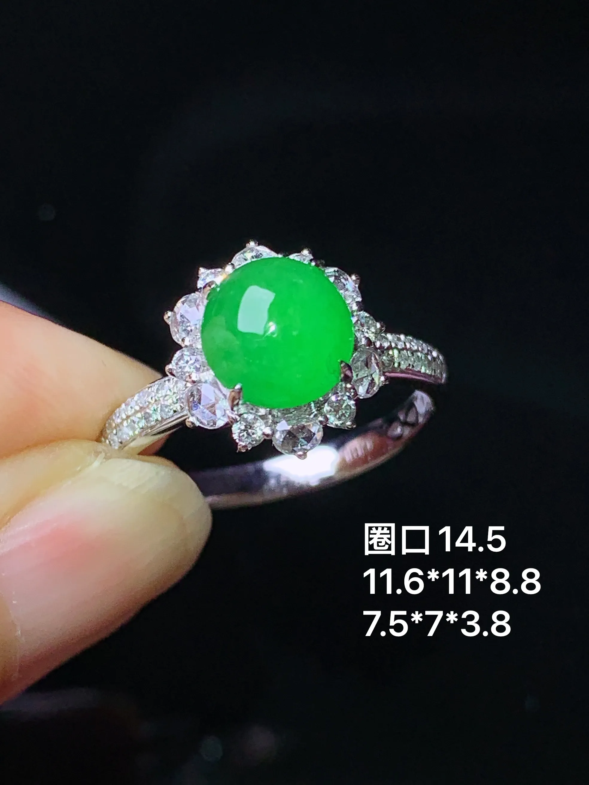 18k金钻镶嵌满绿蛋面戒指 玉质细腻 水润亮眼 圈口14.5 整体尺寸11.6*11*8.8