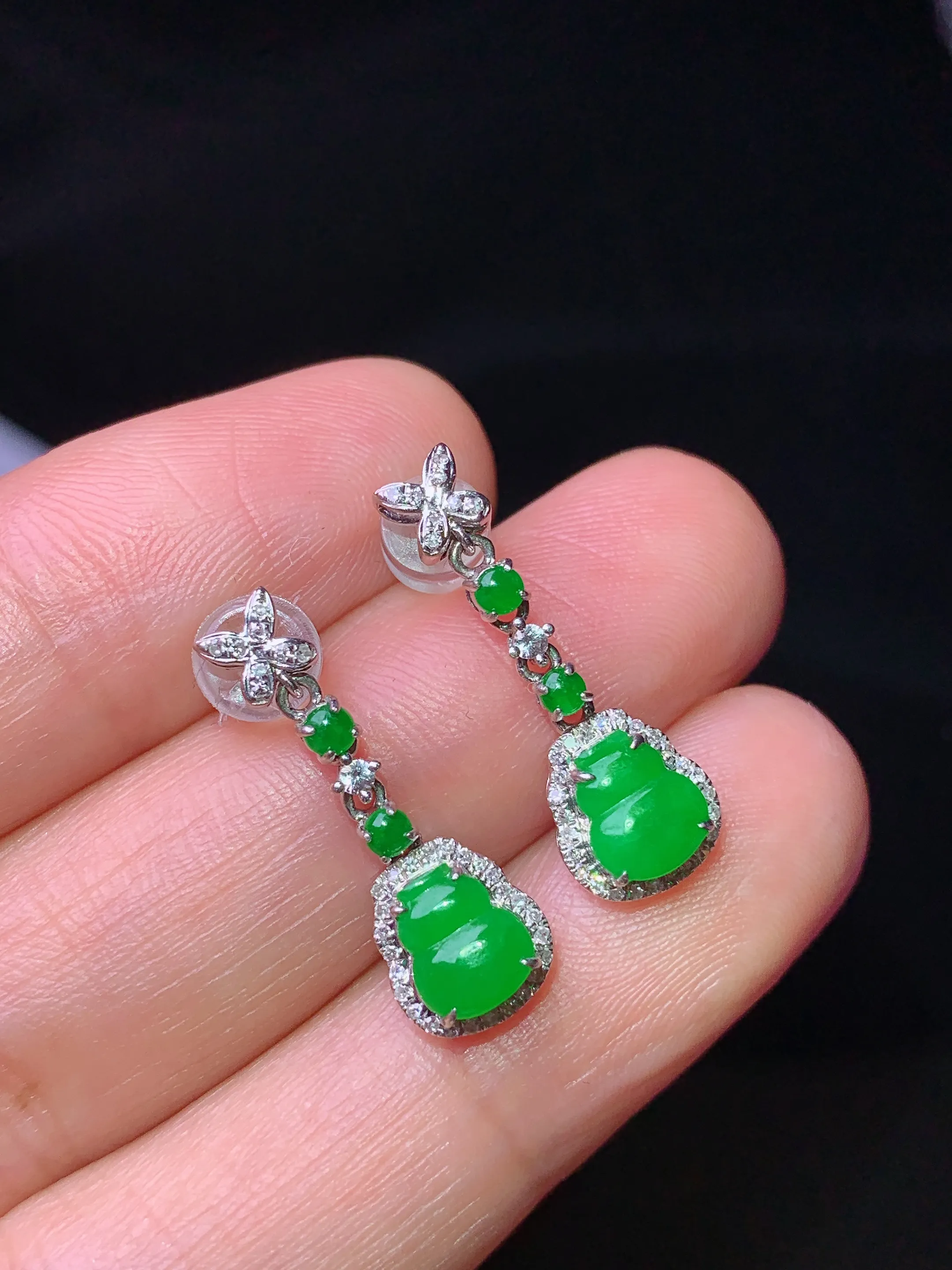 18k金钻镶嵌满绿葫芦耳坠 玉质细腻 水润亮眼 整体尺寸21.2*7.3*4.6