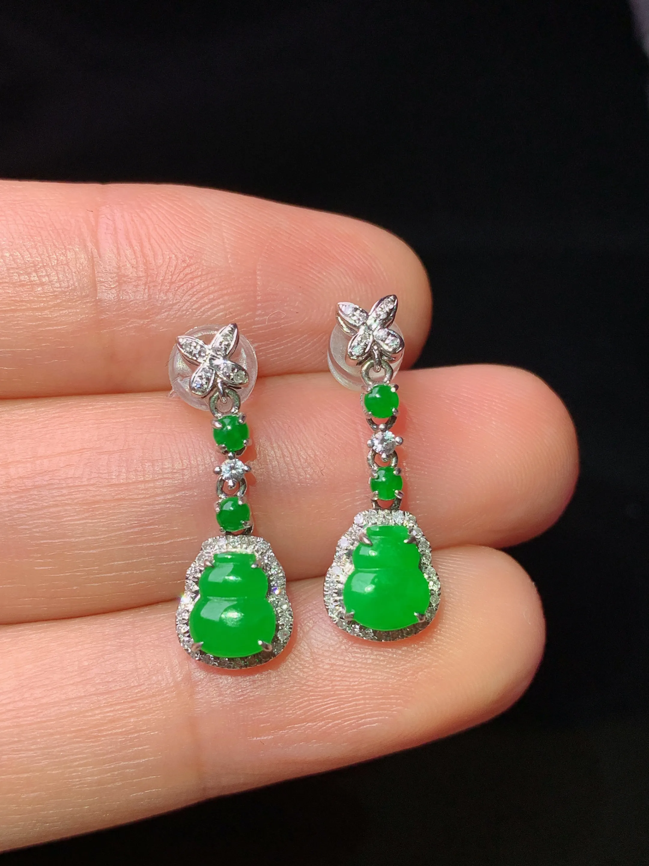 18k金钻镶嵌满绿葫芦耳坠 玉质细腻 水润亮眼 整体尺寸21.2*7.3*4.6