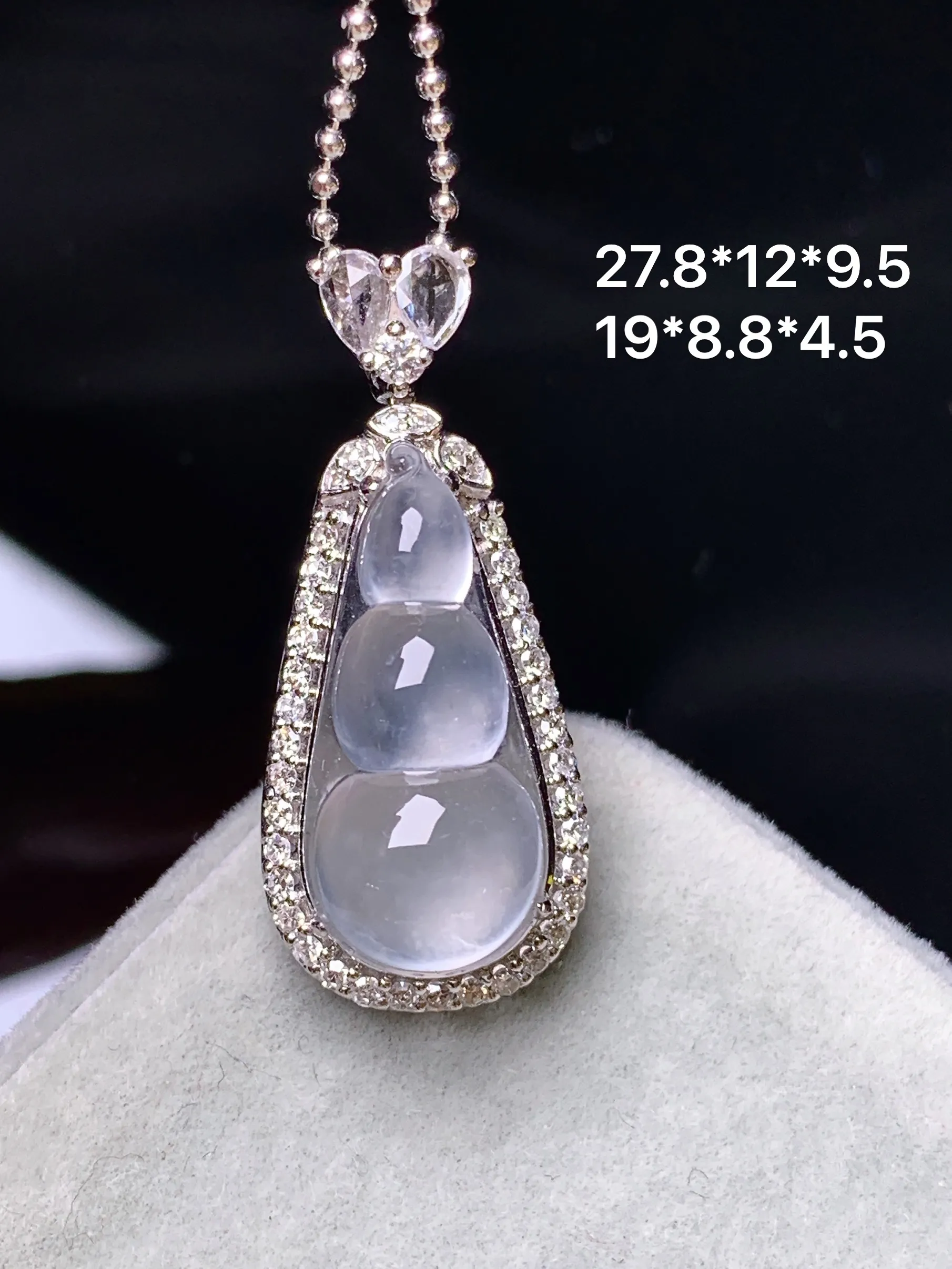 18k金钻镶嵌冰种四季豆吊坠 玉质细腻 水润亮眼 整体尺寸27.8*12*9.6