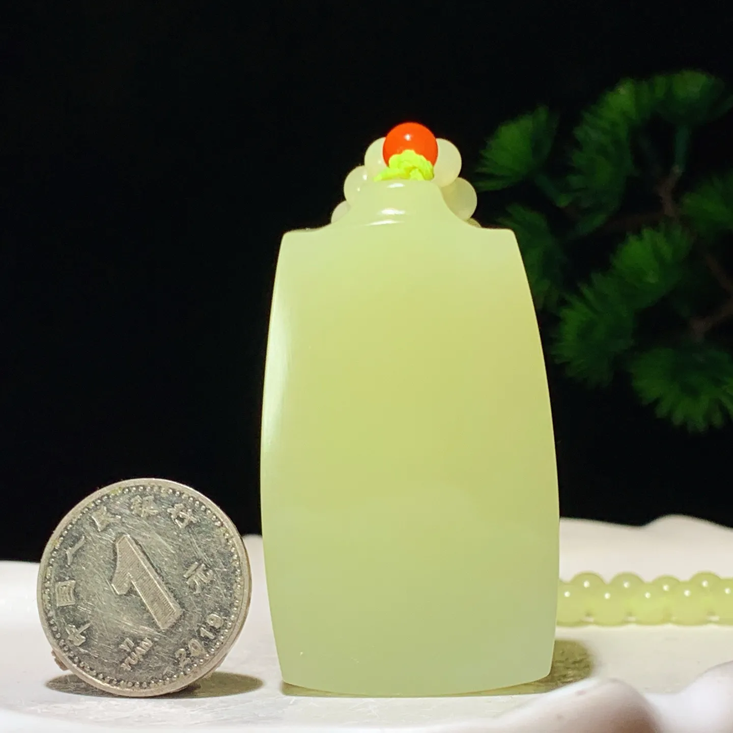 和田玉若羌黄玉口料平安无事牌子挂件。尺寸52/30/12重68克。玉质细腻油润。手推出油。佩戴高端典雅。lt260227