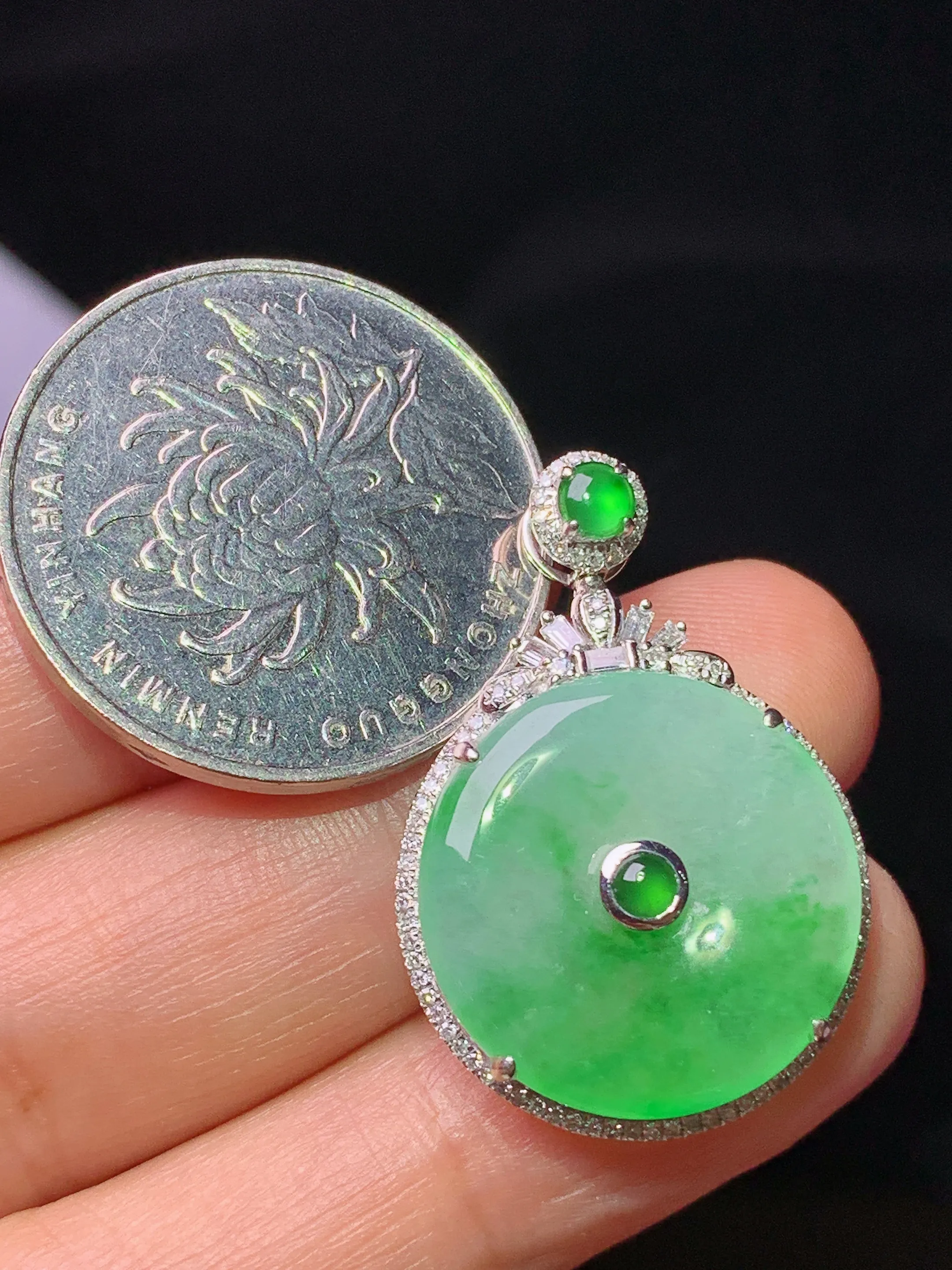 18k金钻镶嵌飘绿平安扣吊坠 玉质细腻 水润亮眼 整体尺寸29.2*20.3*6.2