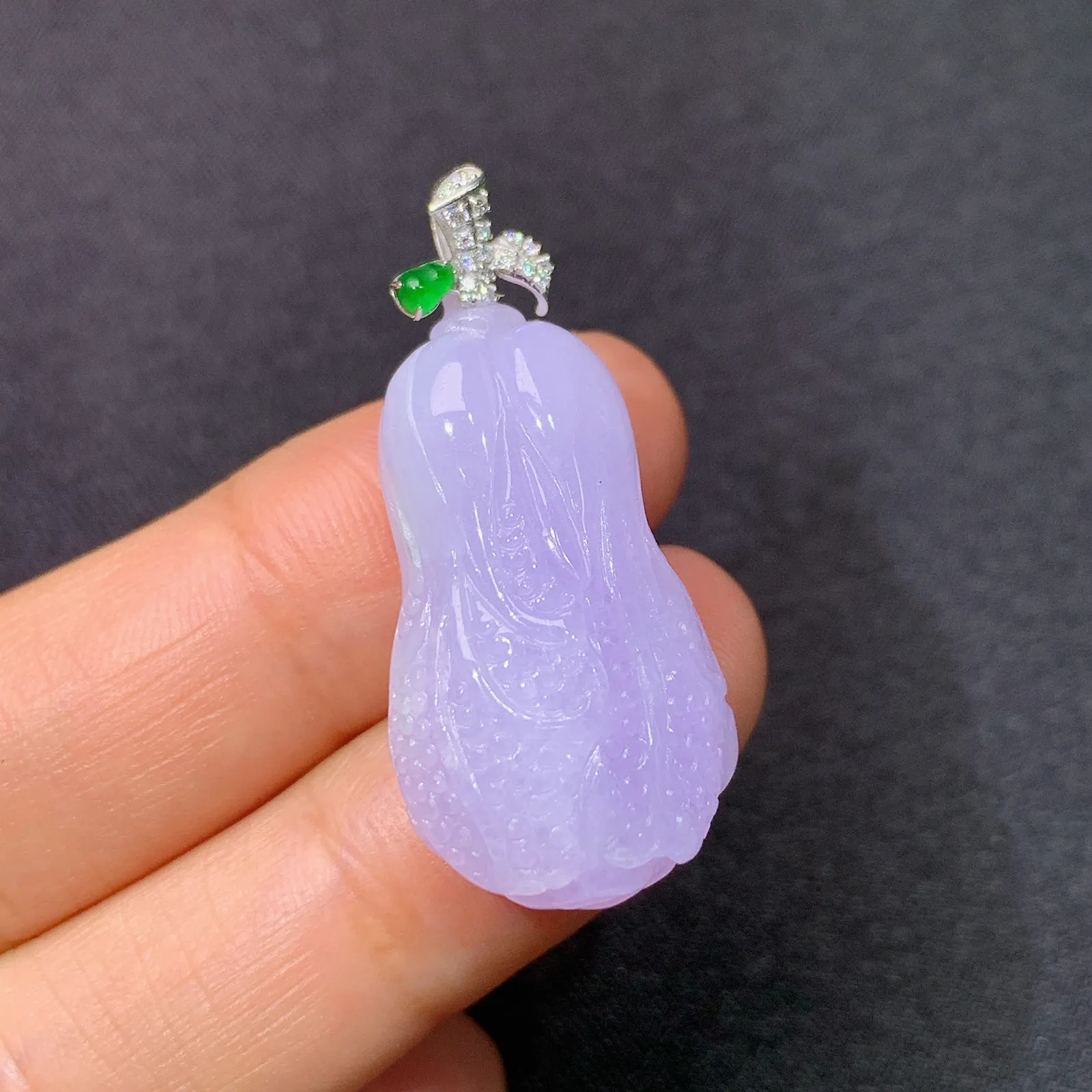 淡紫罗兰白菜吊坠，18k金钻镶嵌，颜色鲜艳，温润细腻，Sk整体尺寸34.9*15.7*10.1