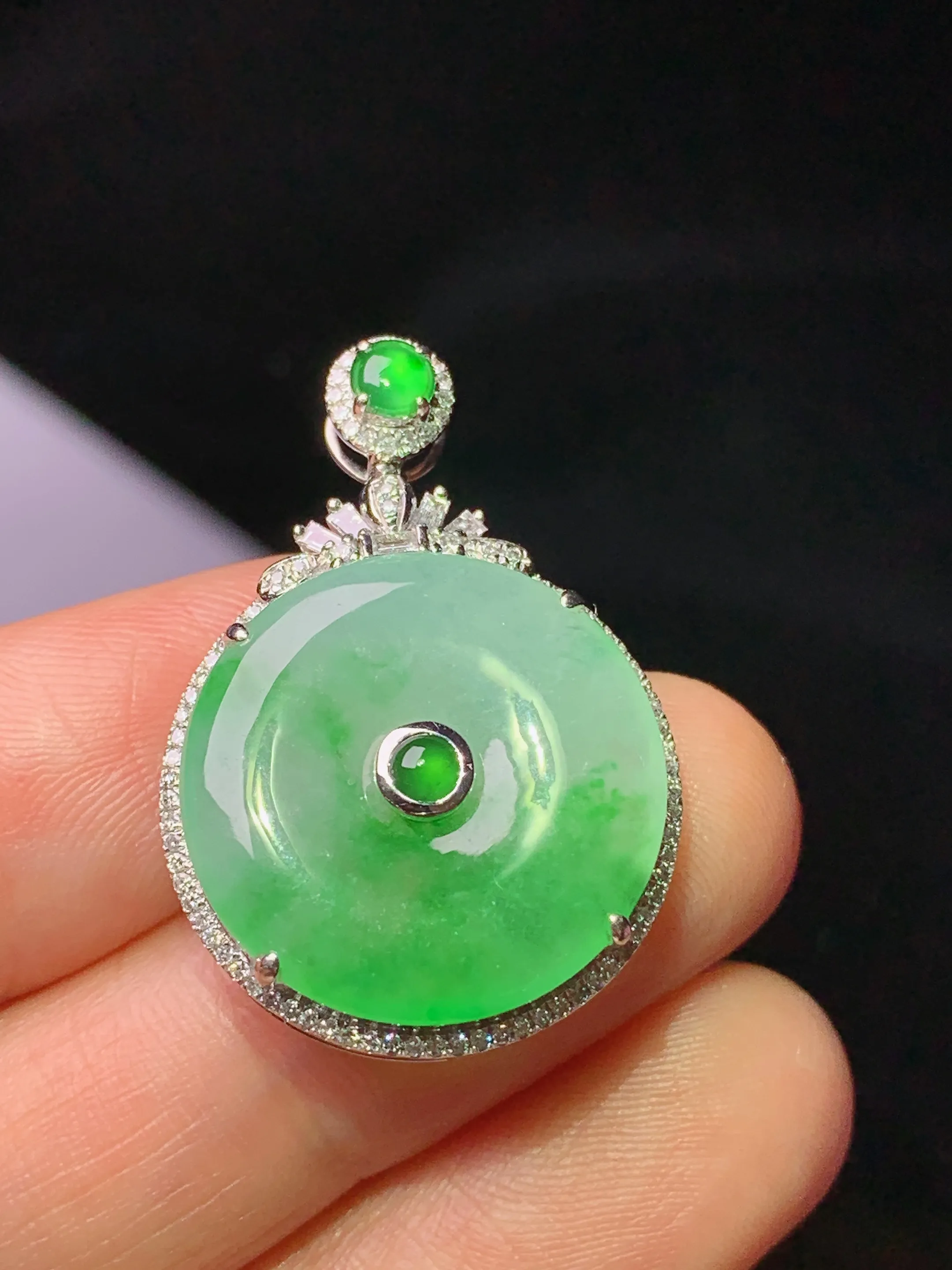 18k金钻镶嵌飘绿平安扣吊坠 玉质细腻 水润亮眼 整体尺寸29.2*20.3*6.2