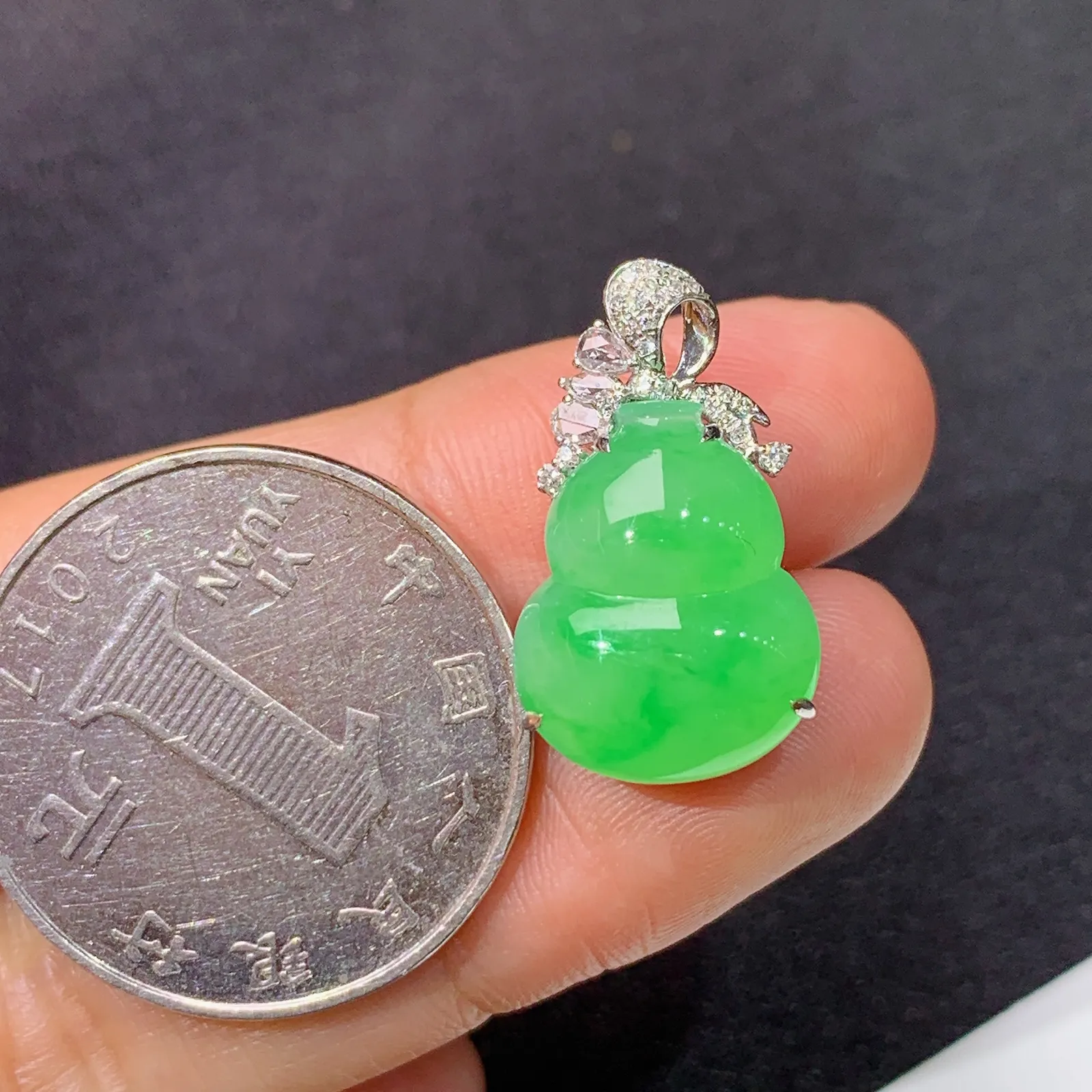 阳绿葫芦吊坠，18k金钻镶嵌，水润色阳，玉质细腻，Yt整体尺寸21.2*12.1*8.6