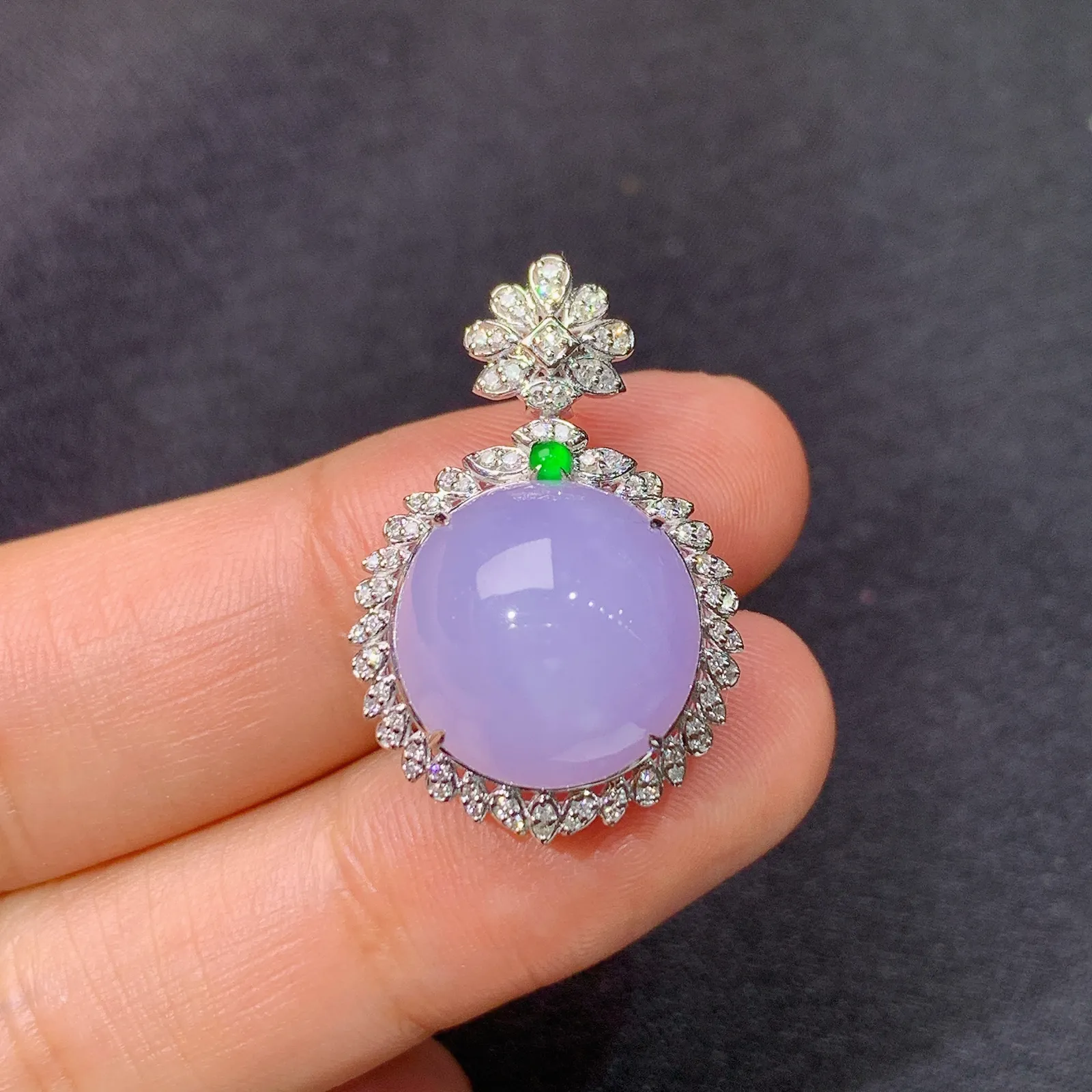 紫罗兰蛋面吊坠，18k金钻镶嵌，颜色鲜艳，温润细腻，Yt整体尺寸26.3*17.4*11.3