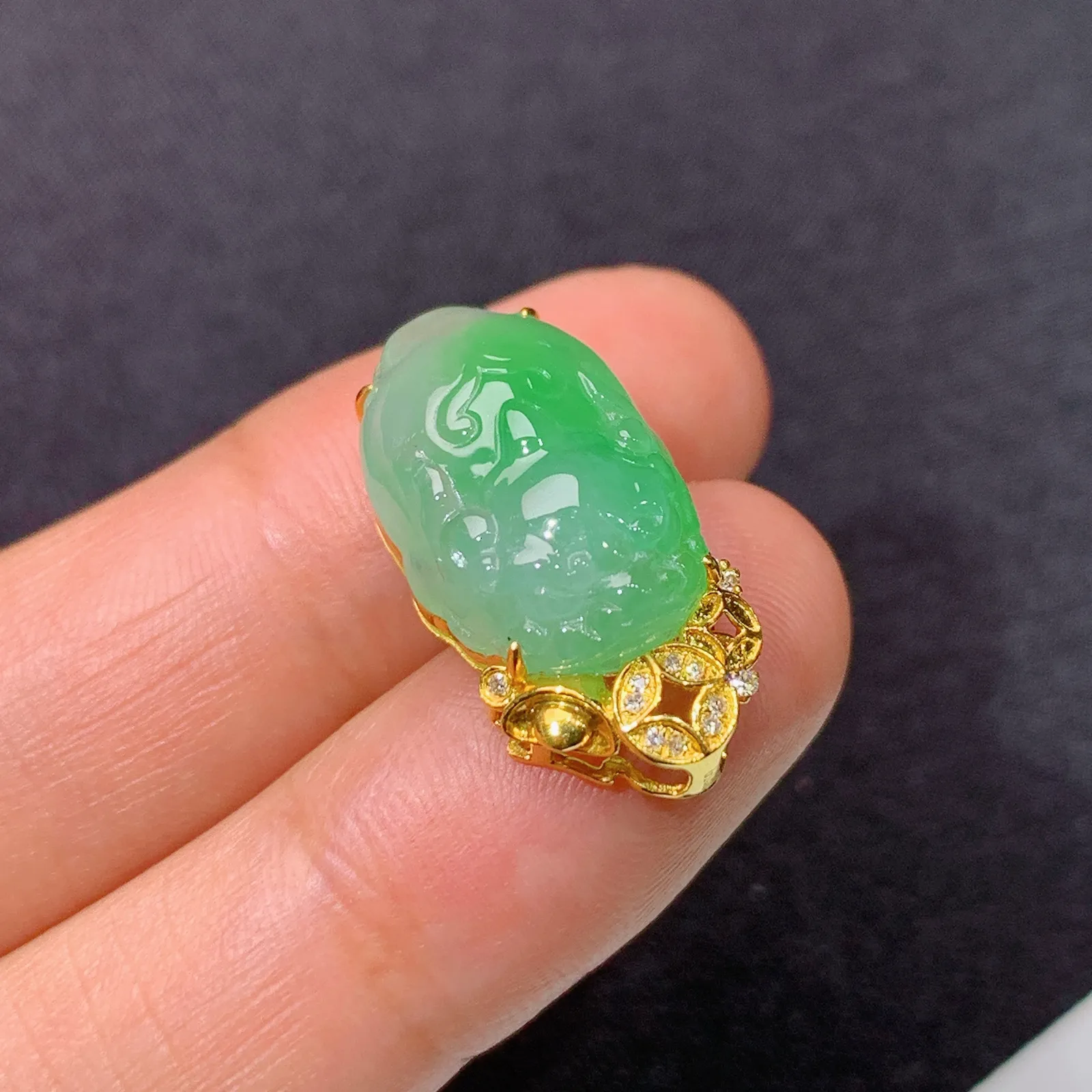 冰飘绿貔貅吊坠，18k金钻镶嵌，冰润色阳，玉质细腻，种水足，Sk整体尺寸21.6*11.3*8.5