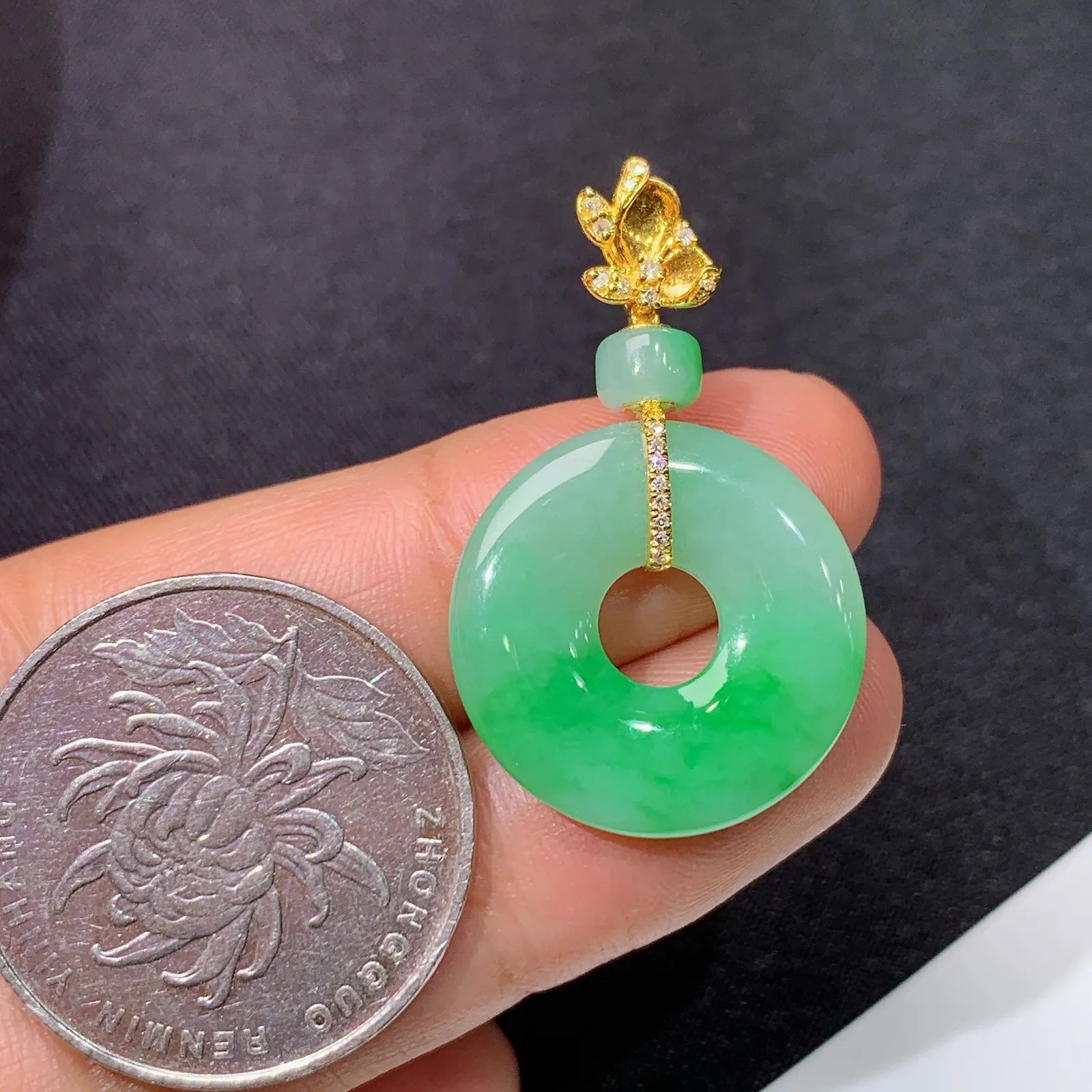 飘绿甜甜圈吊坠，18k金钻镶嵌，玉质细腻，种水足，Sk整体尺寸32.5*19.8*3.3